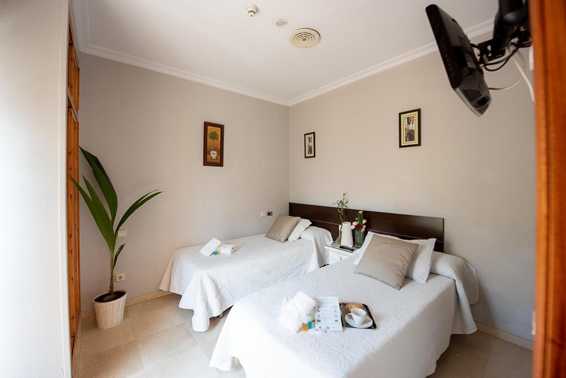 Hostal La Muralla — 29