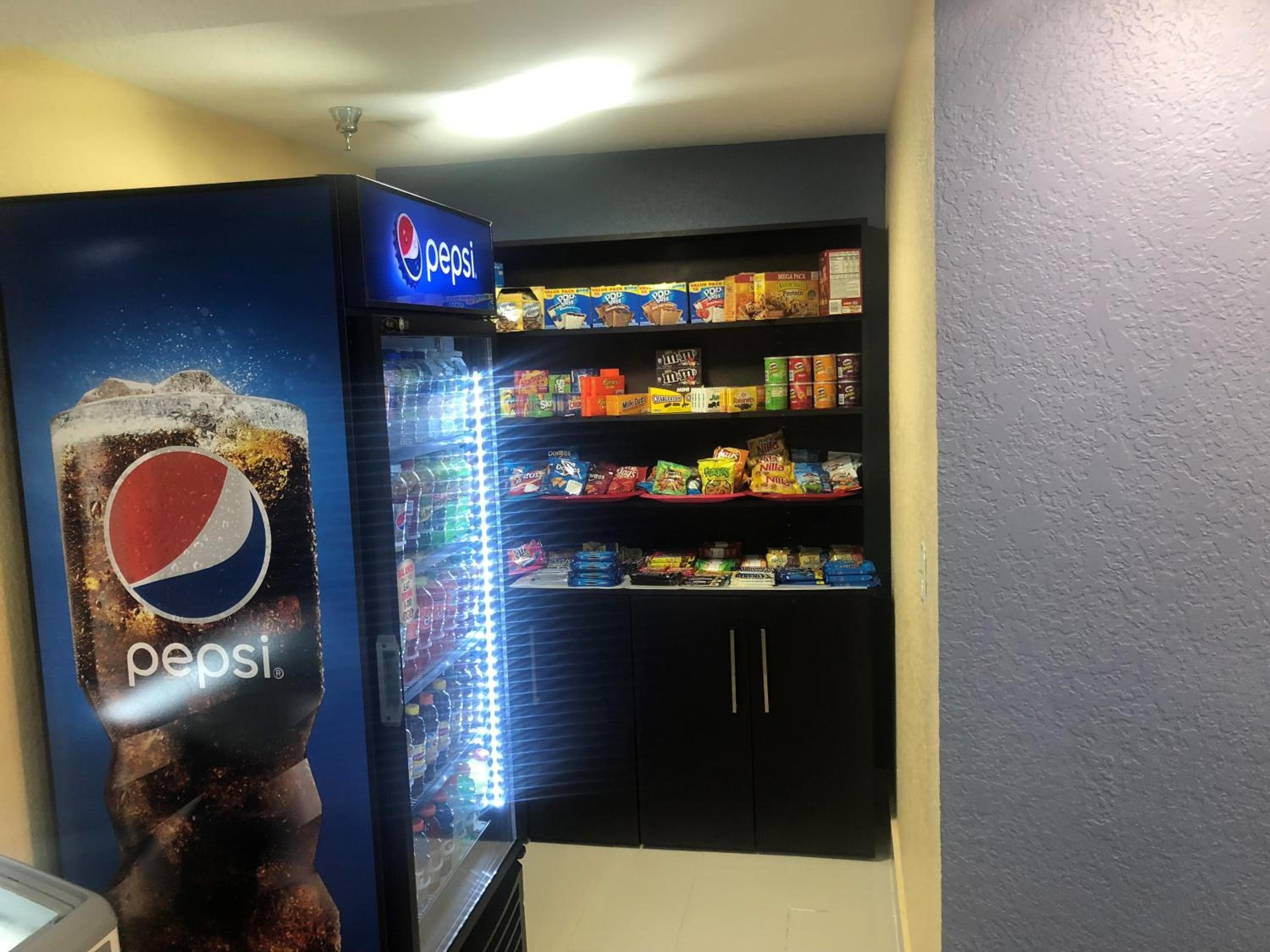 Days Inn & Suites by Wyndham Tampa/Raymond James Stadium — 20