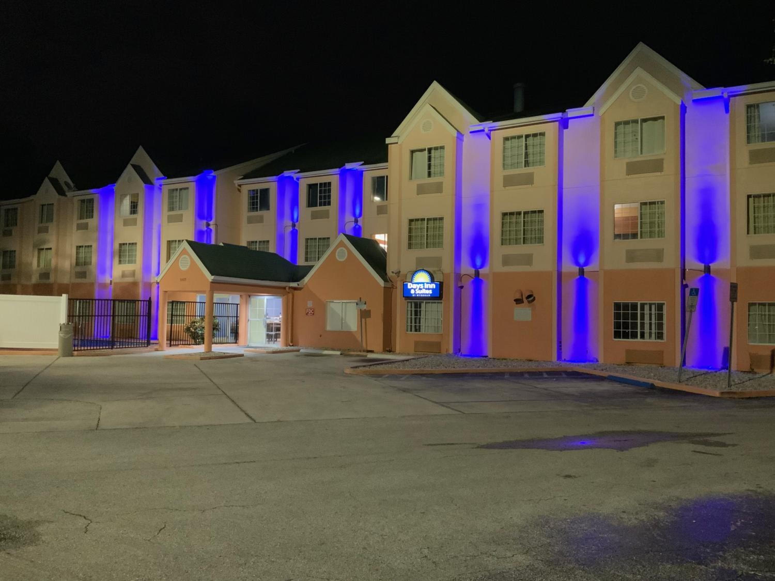 Days Inn & Suites by Wyndham Tampa/Raymond James Stadium — 10