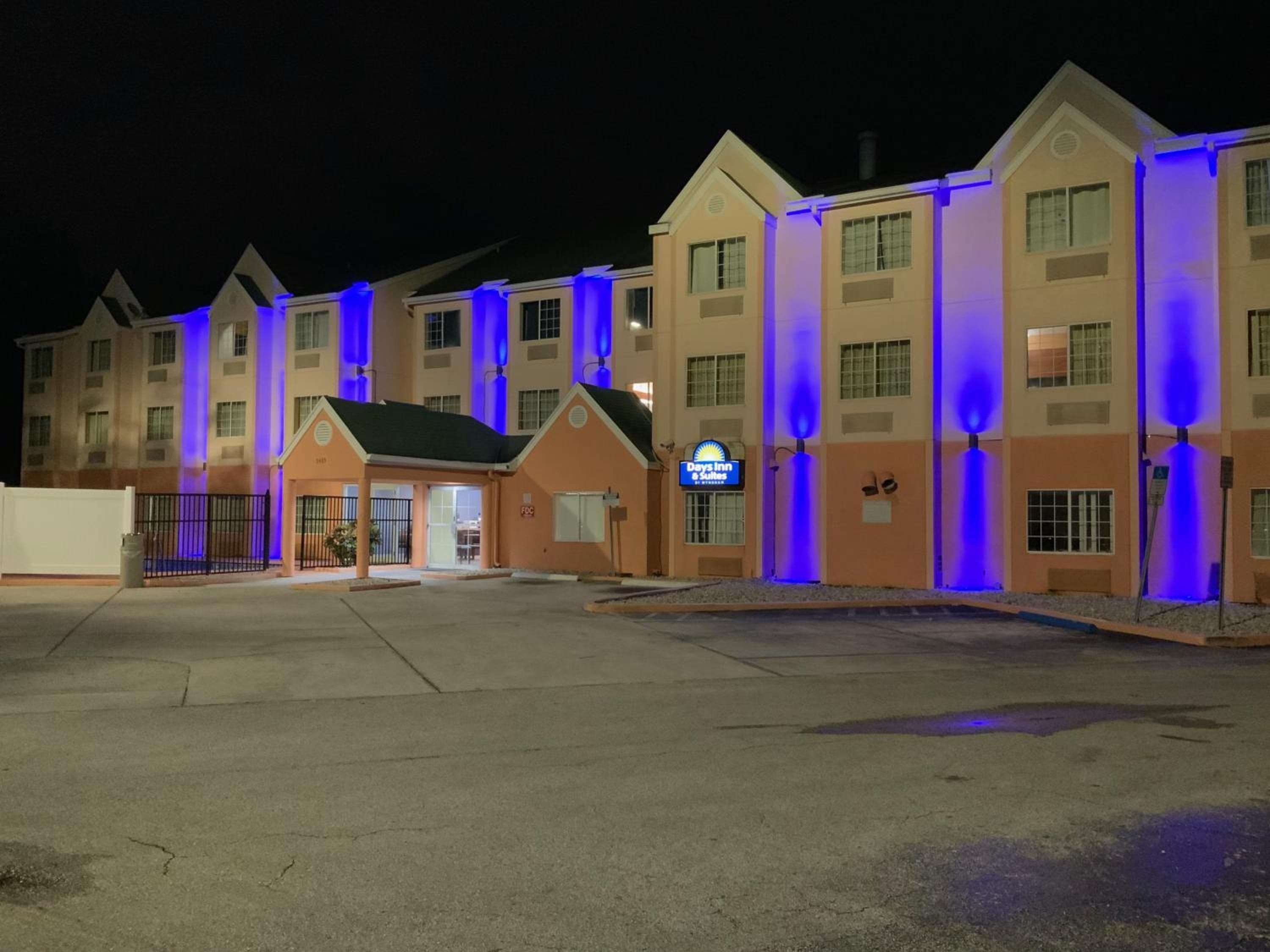 Days Inn & Suites by Wyndham Tampa/Raymond James Stadium — 27
