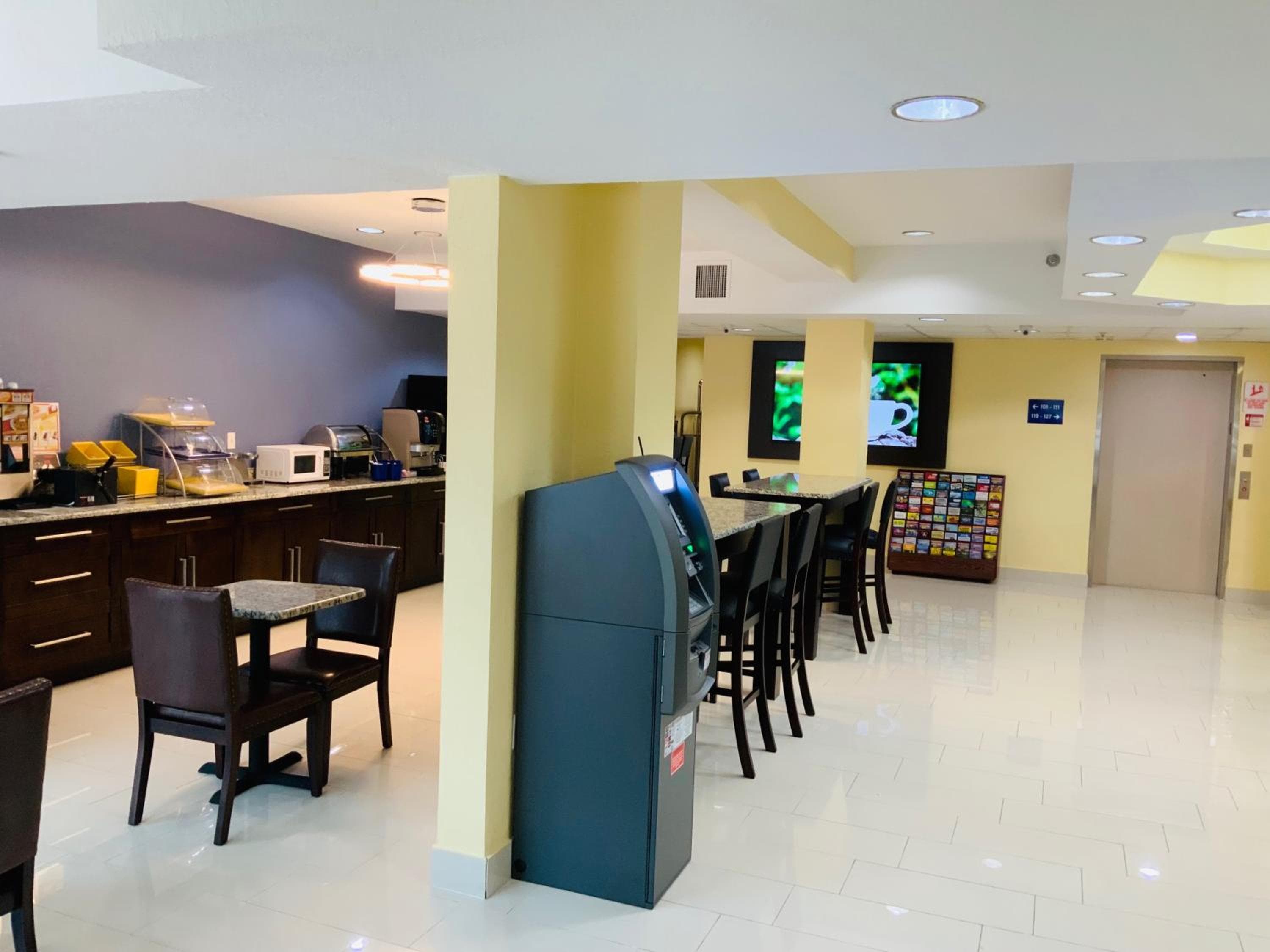 Days Inn & Suites by Wyndham Tampa/Raymond James Stadium — 23
