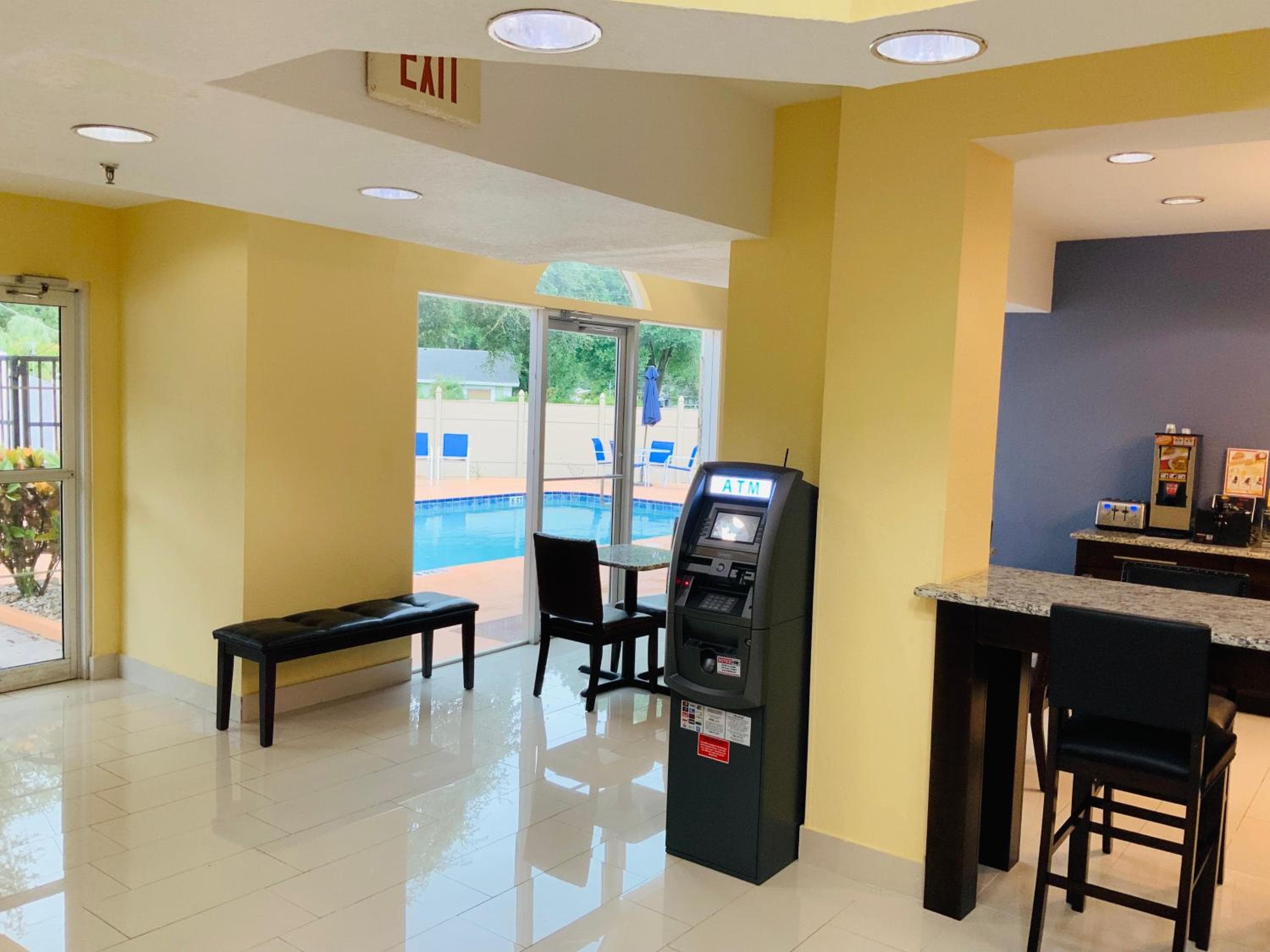 Days Inn & Suites by Wyndham Tampa/Raymond James Stadium — 7