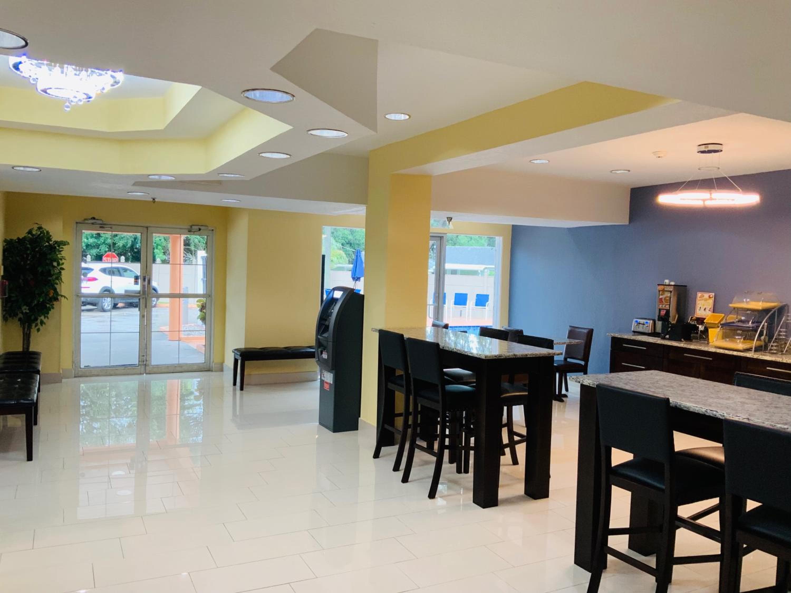 Days Inn & Suites by Wyndham Tampa/Raymond James Stadium — 19