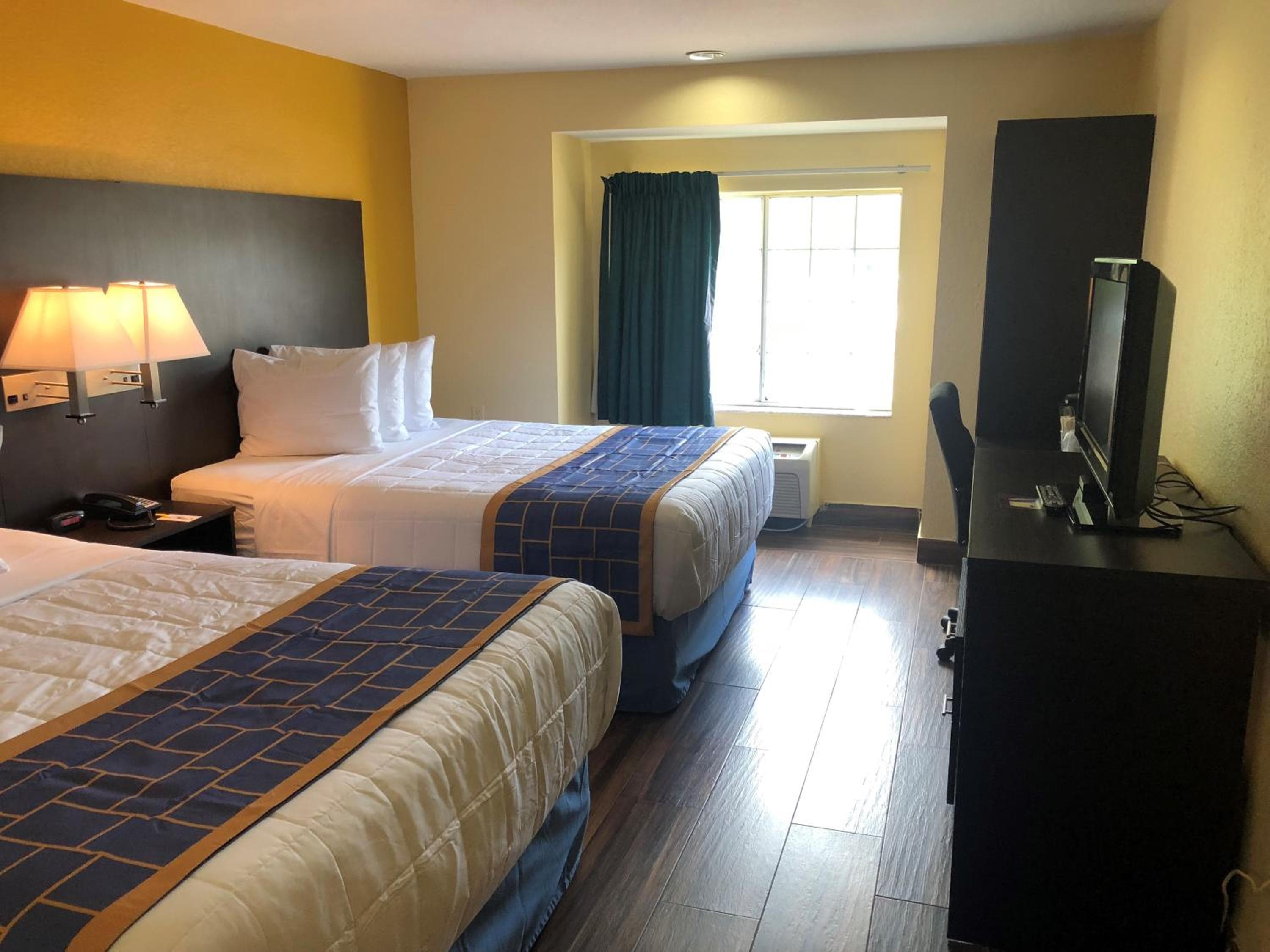 Days Inn & Suites by Wyndham Tampa/Raymond James Stadium — 4