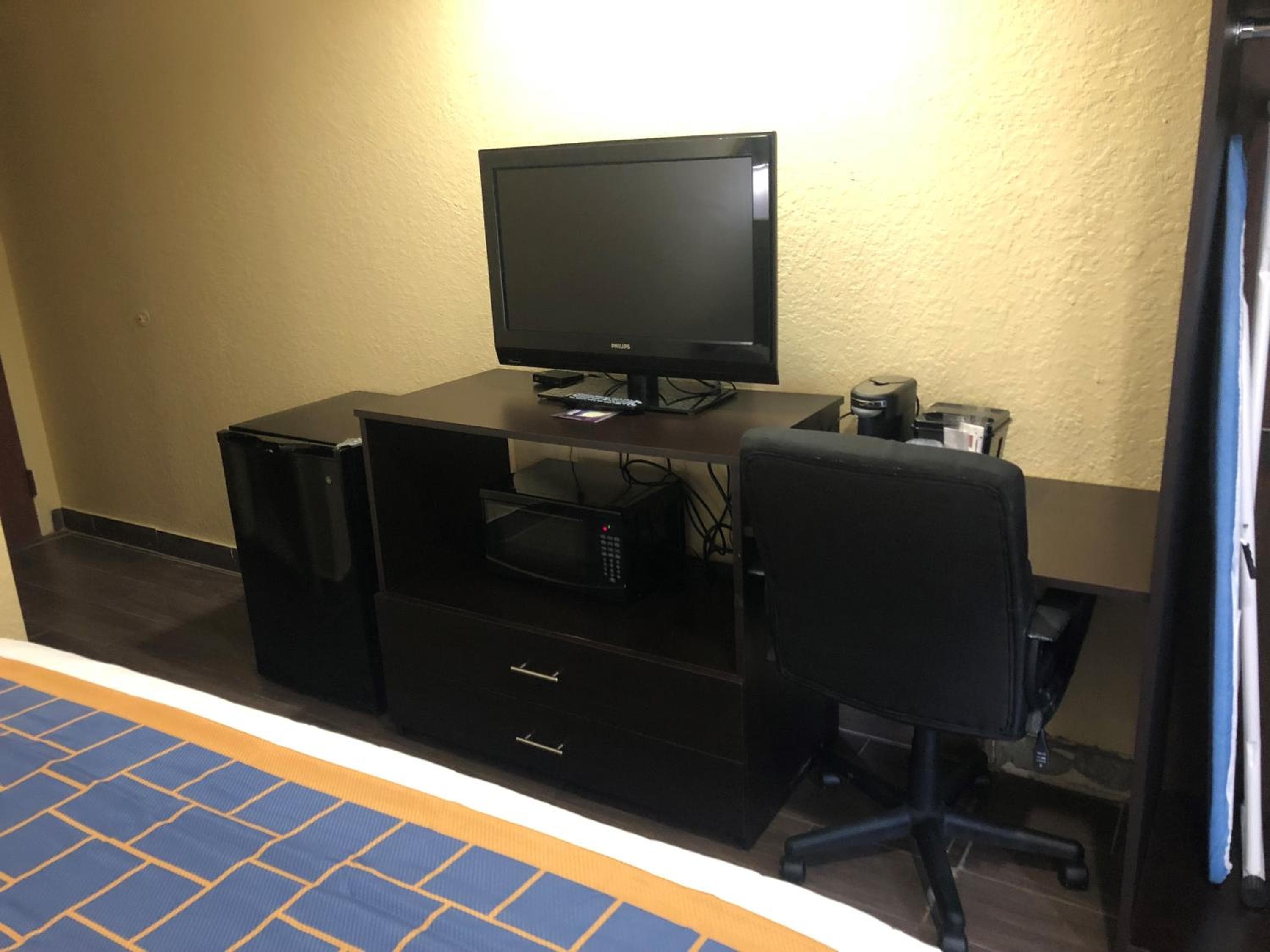 Days Inn & Suites by Wyndham Tampa/Raymond James Stadium — 3