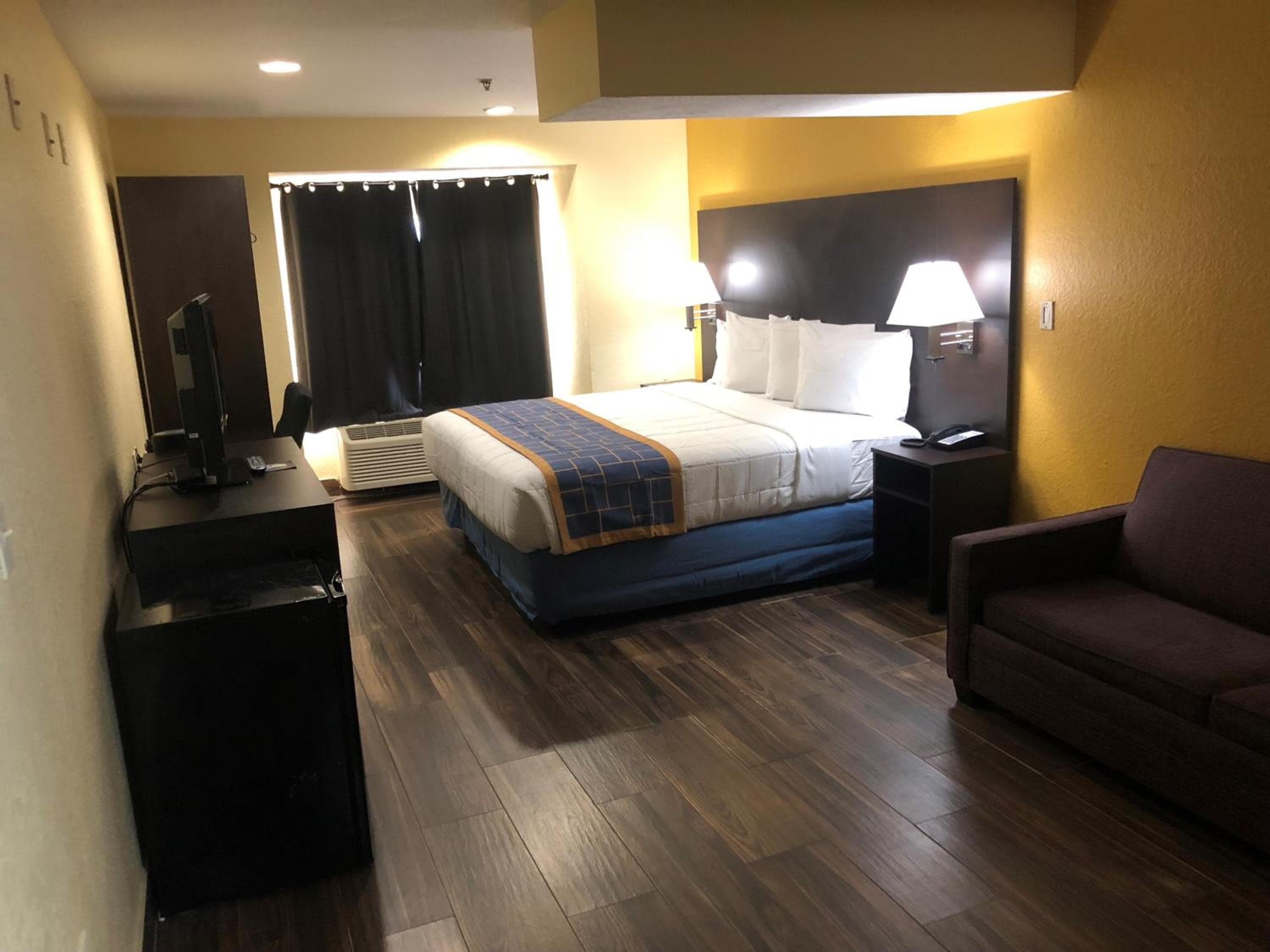 Days Inn & Suites by Wyndham Tampa/Raymond James Stadium — 25