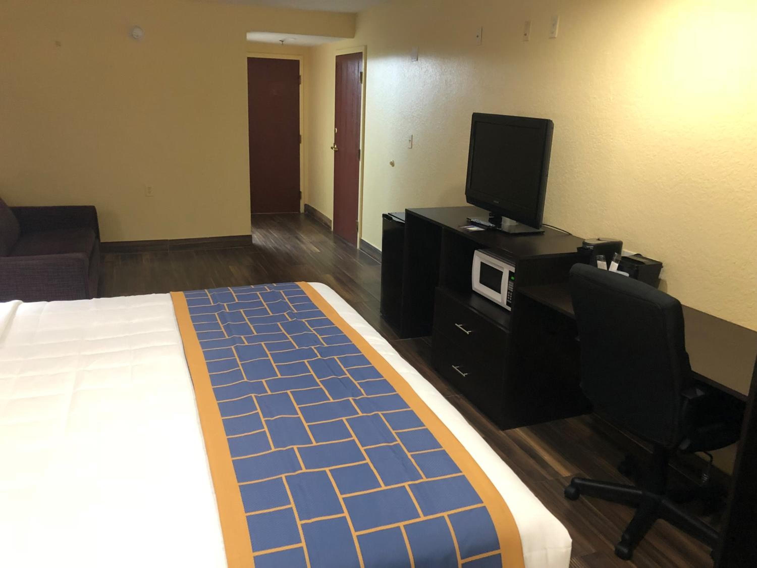 Days Inn & Suites by Wyndham Tampa/Raymond James Stadium — 17