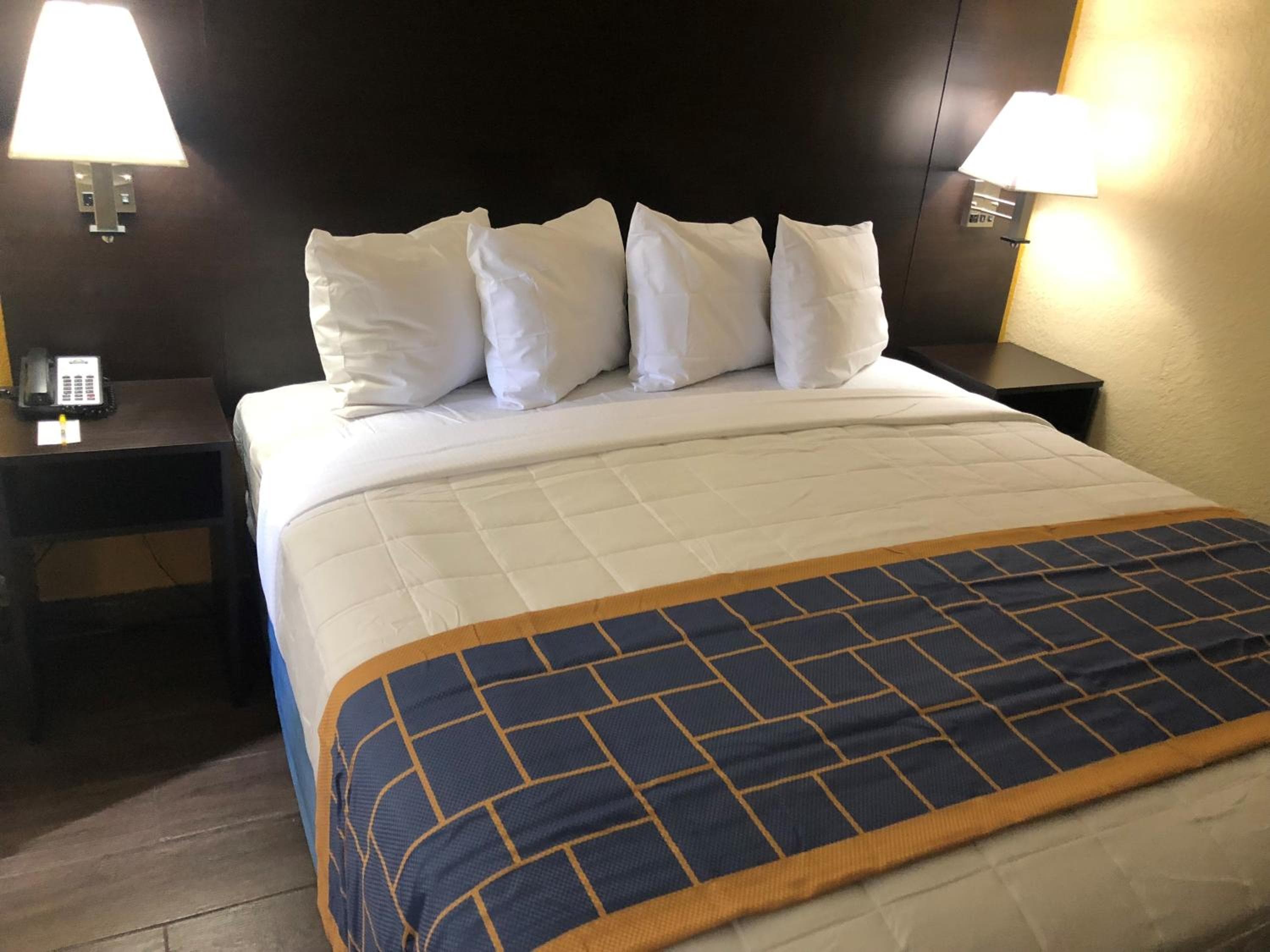 Days Inn & Suites by Wyndham Tampa/Raymond James Stadium — 9