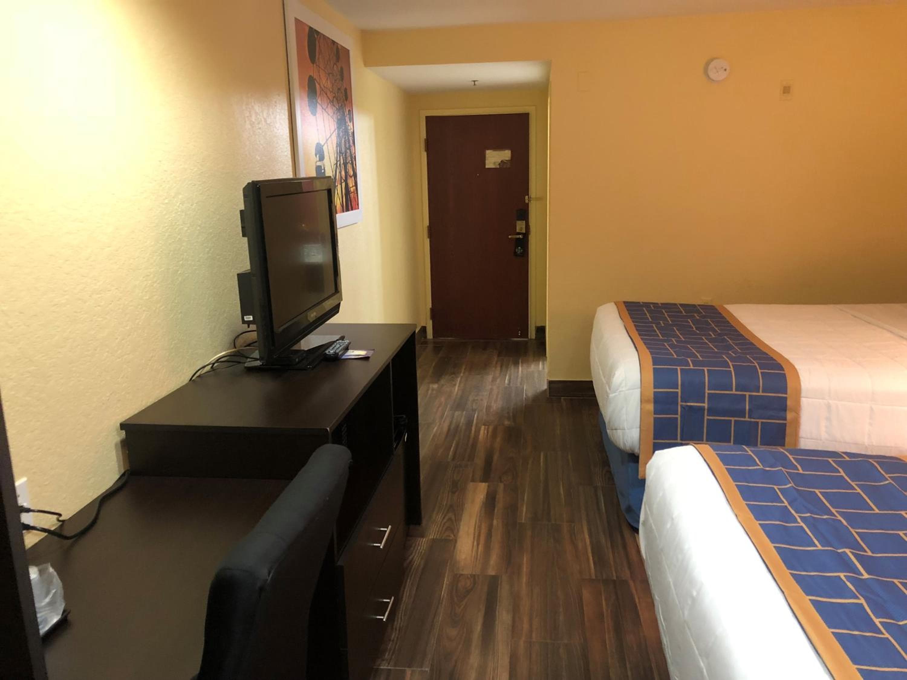 Days Inn & Suites by Wyndham Tampa/Raymond James Stadium — 6