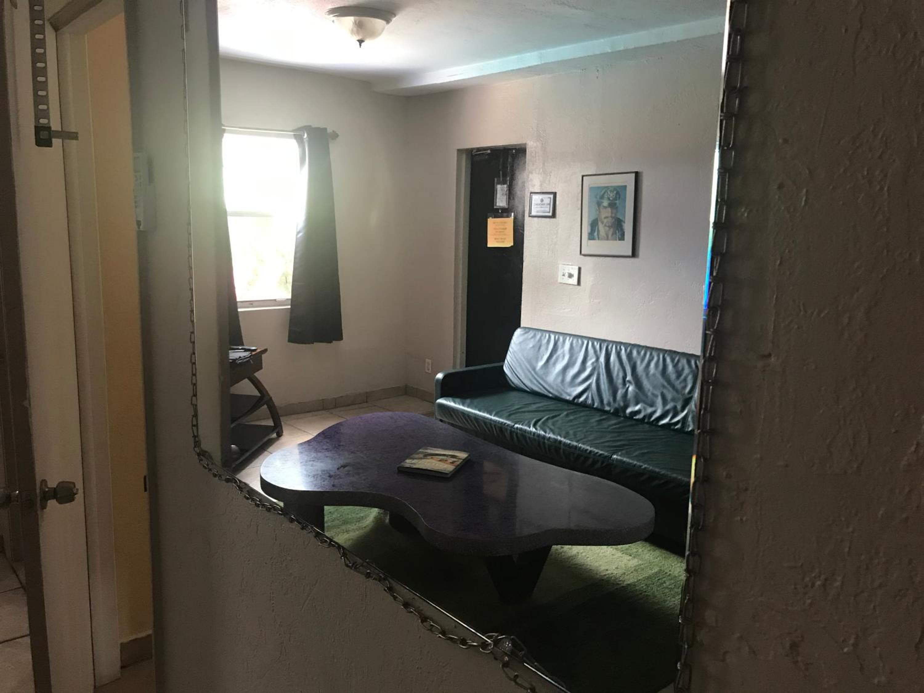 INN LEATHER GUEST HOUSE-GAY MALE ONLY — 9
