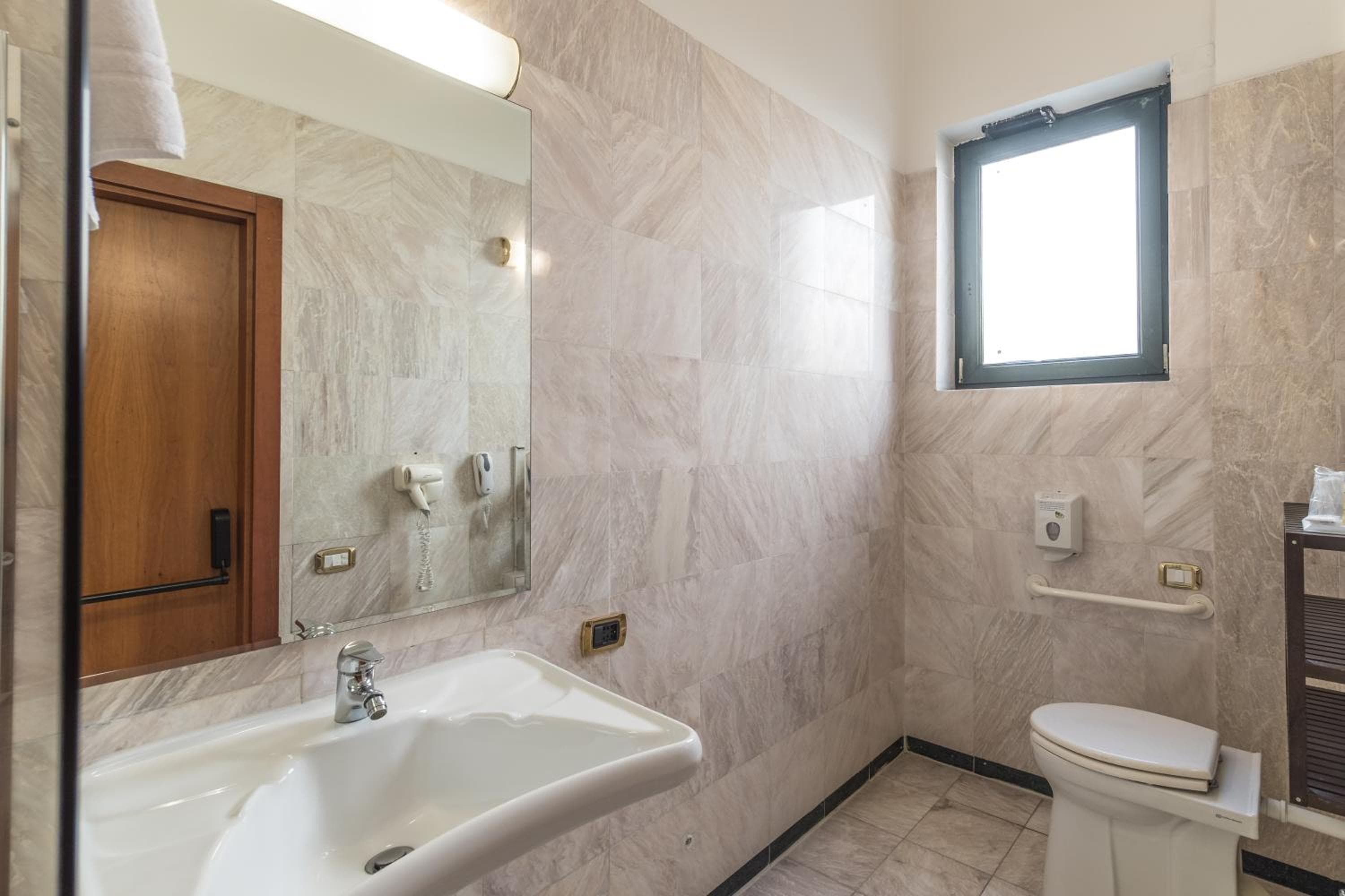 Hotel Mythos — 15