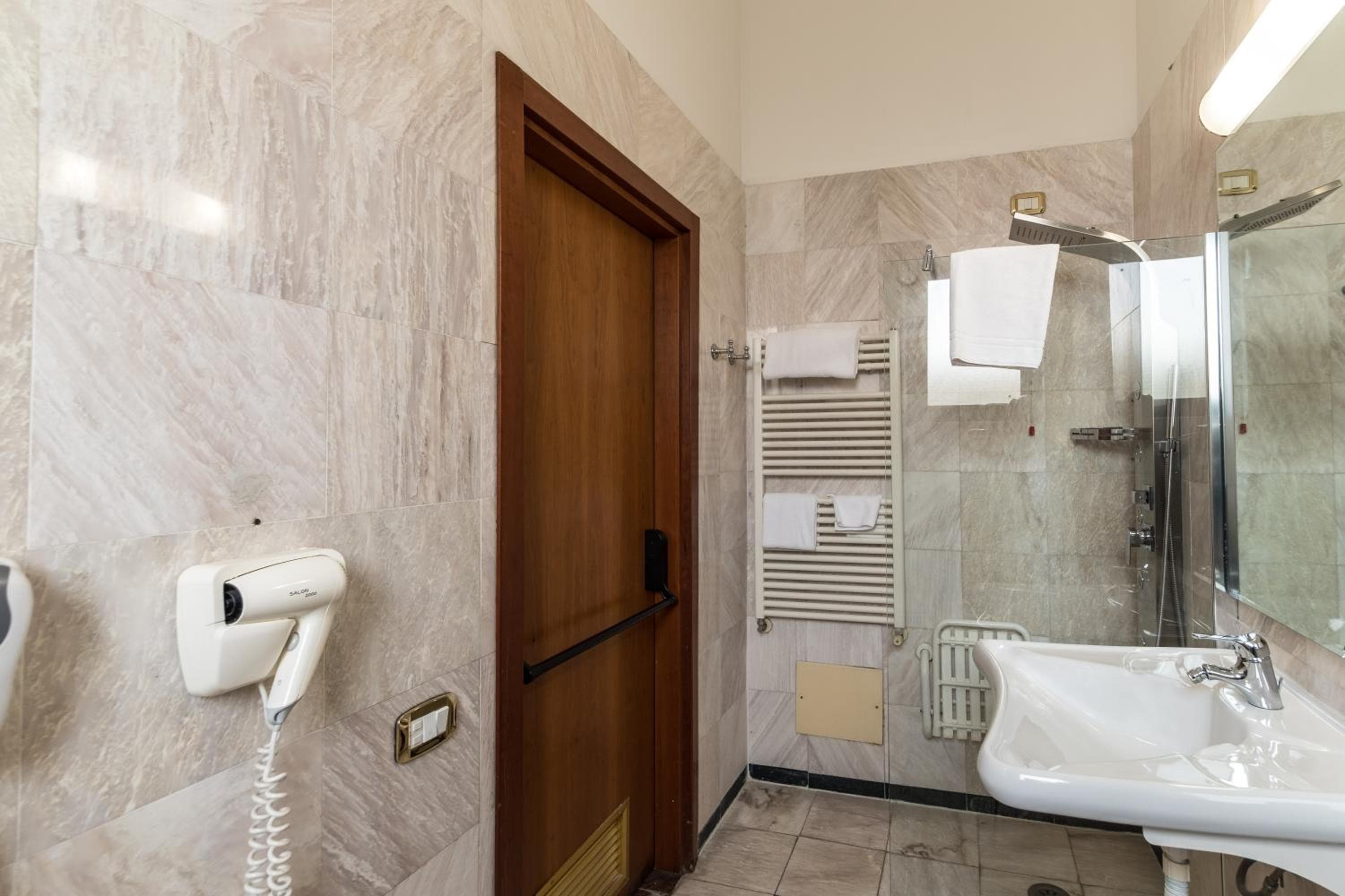 Hotel Mythos — 22