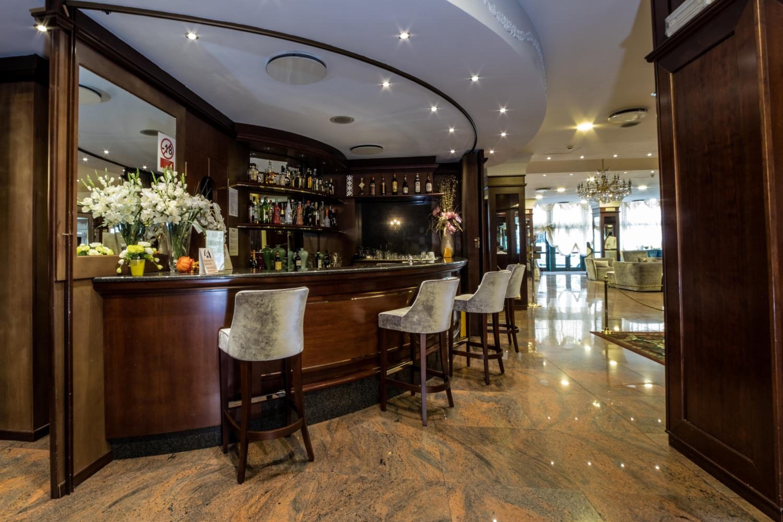 Hotel Mythos — 11