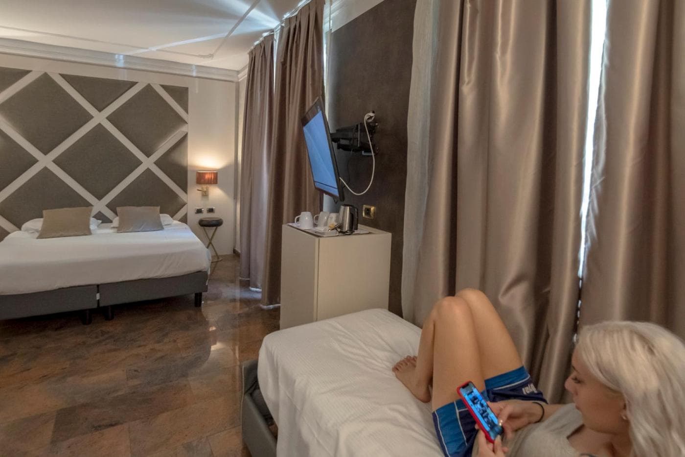 Hotel Mythos — 4