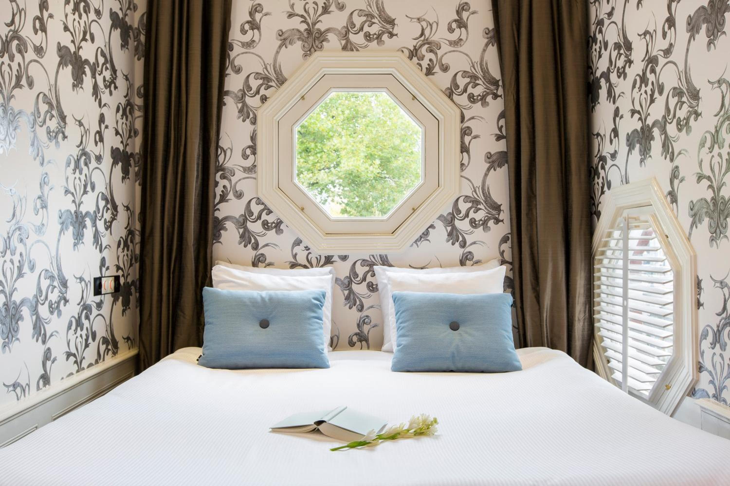 Amsterdam Canal Hotel — 28