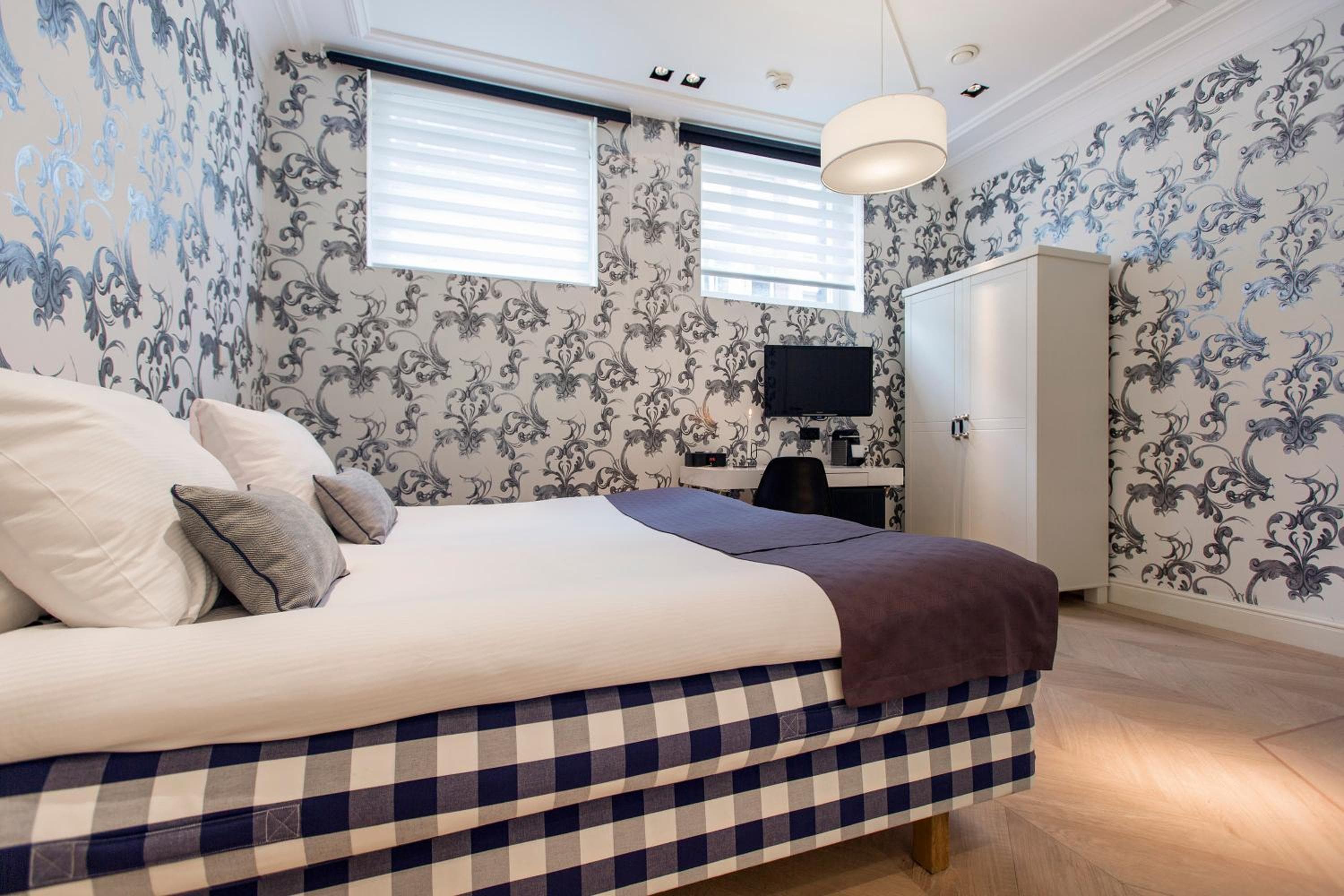 Amsterdam Canal Hotel — 24