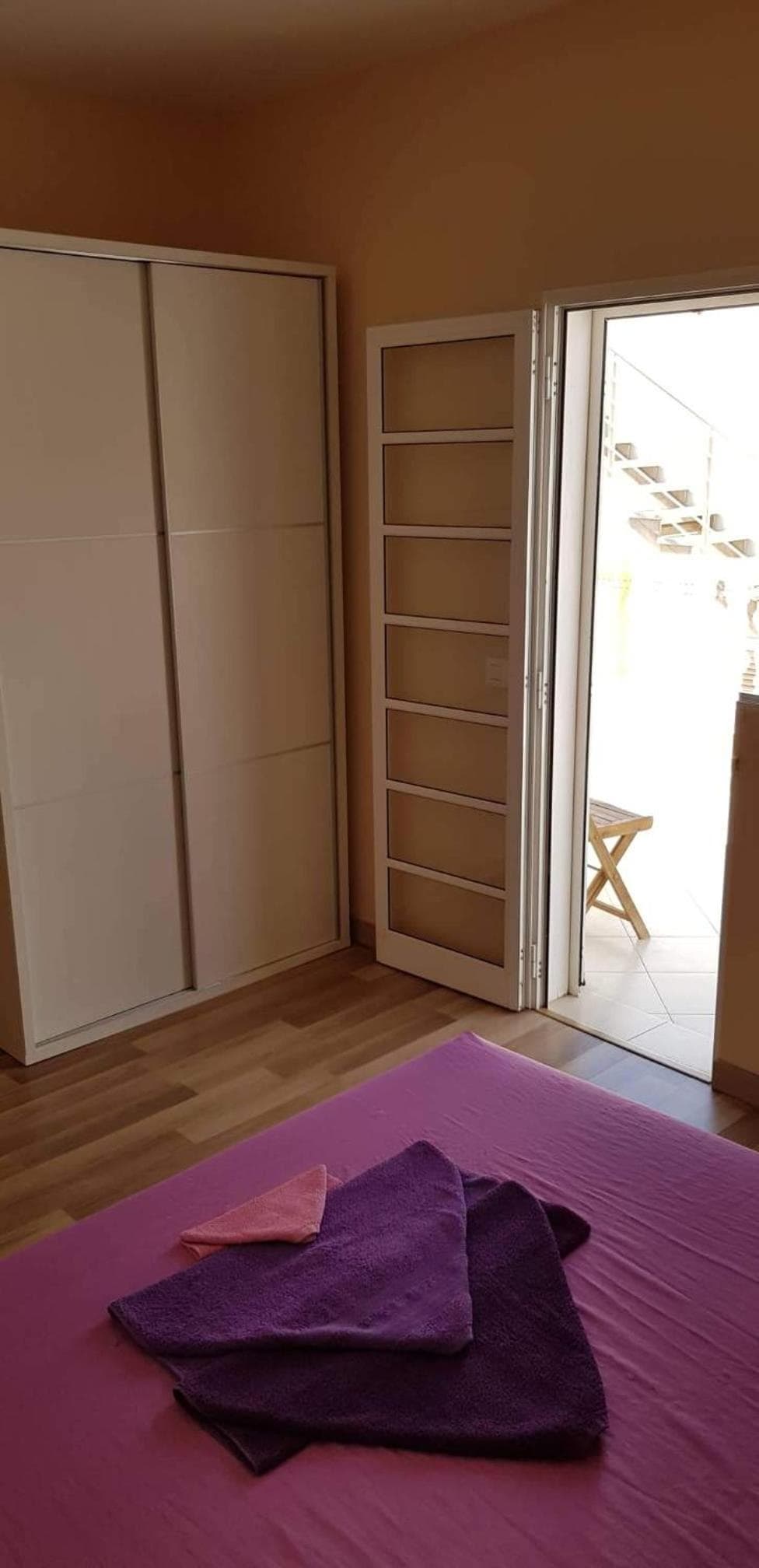"Flora B&B "- Rooms in Privat Home Habitaciones en una casa privada — 4