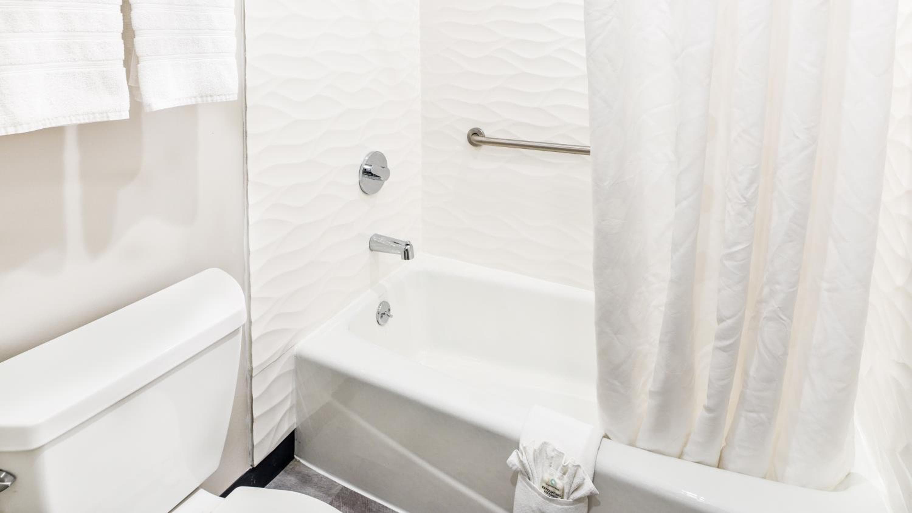 Hollywood Inn Suites Hotel — 13
