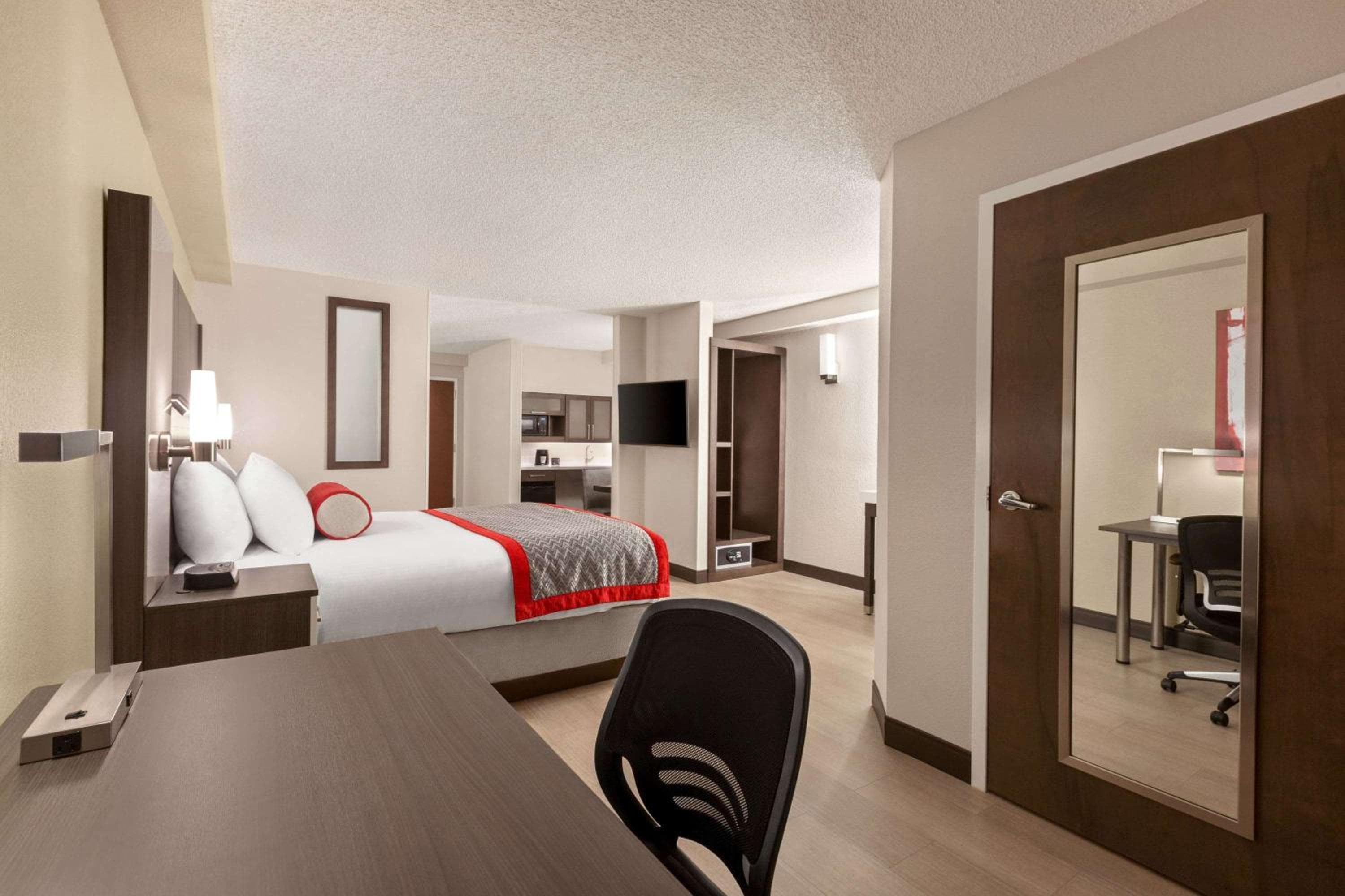Ramada by Wyndham Suites Orlando Airport — 19