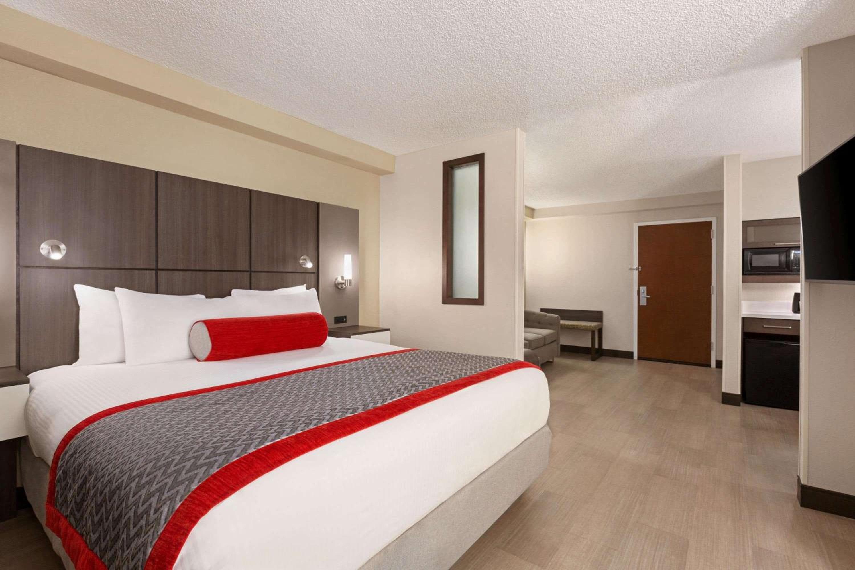 Ramada by Wyndham Suites Orlando Airport — 18