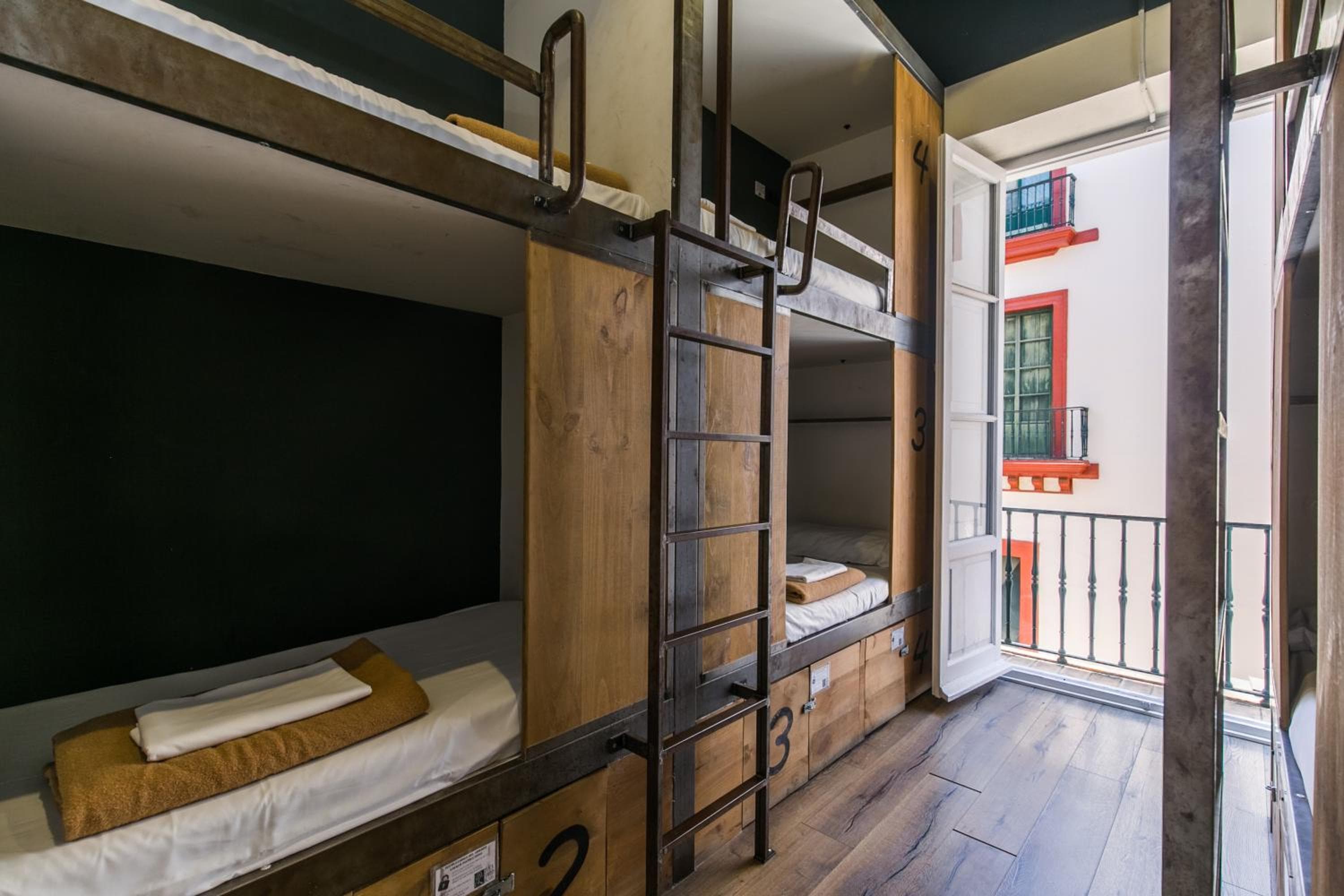 Black Swan Hostel Sevilla — 3