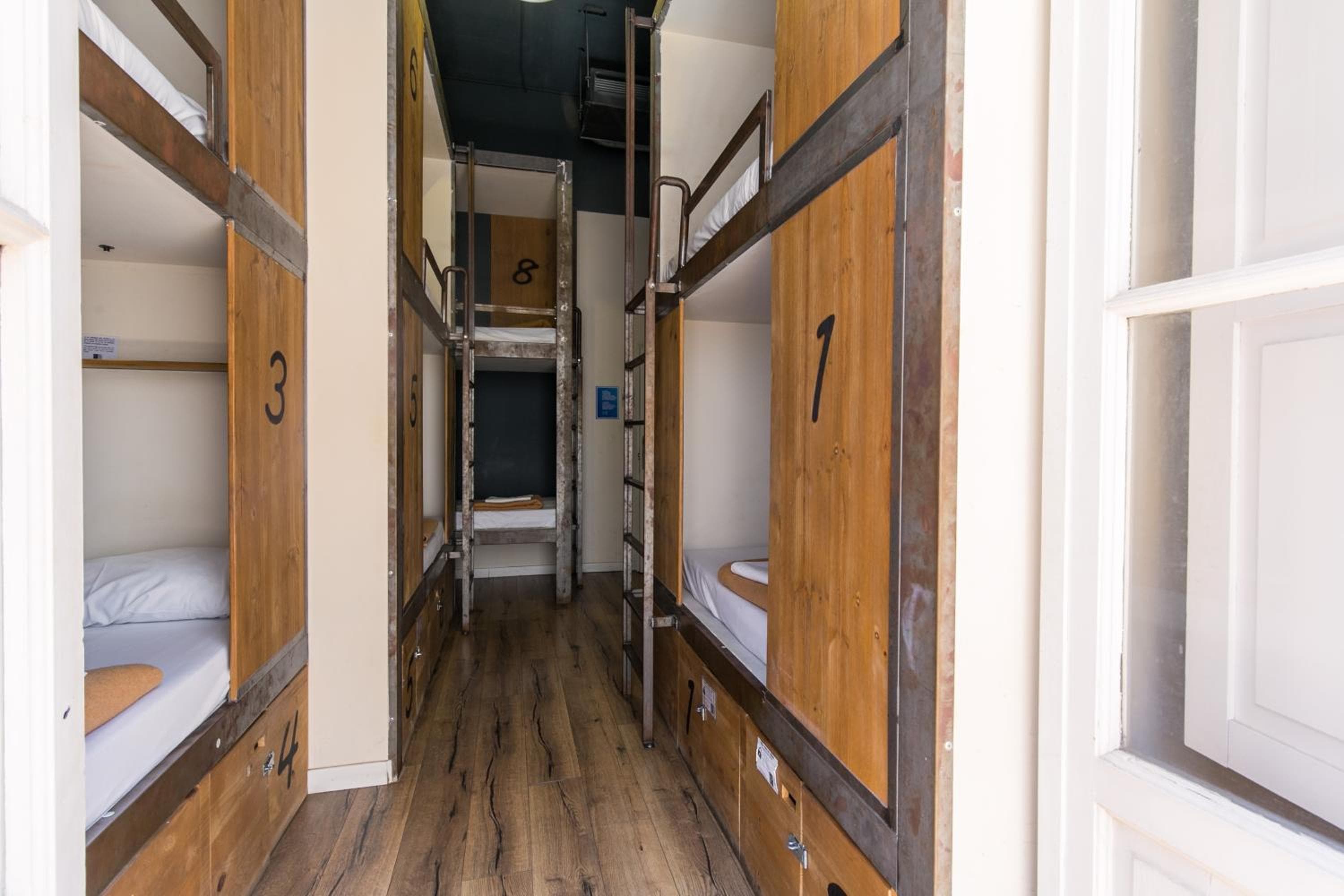Black Swan Hostel Sevilla — 16