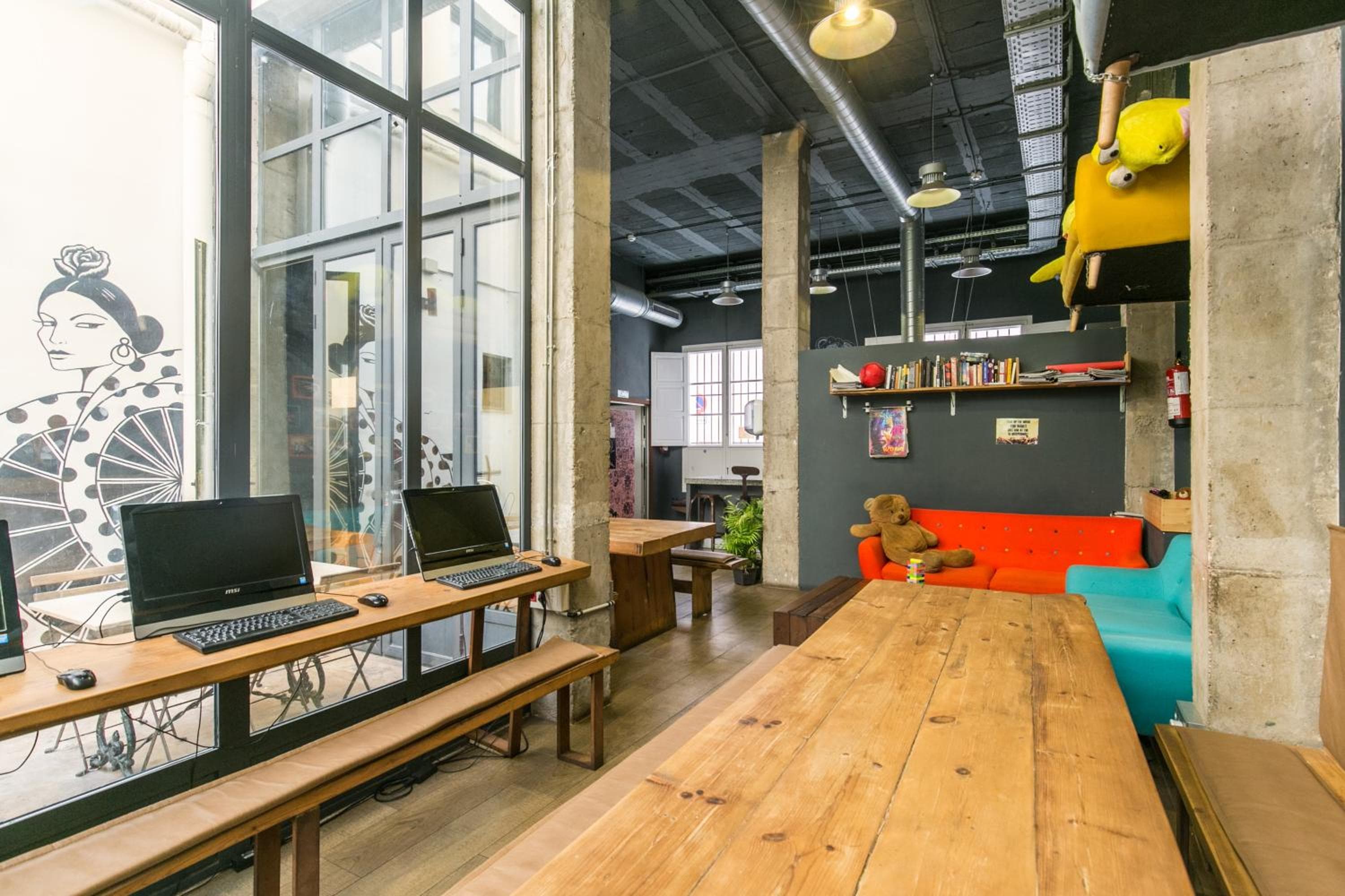 Schwarzer Schwan Hostel Sevilla — 23
