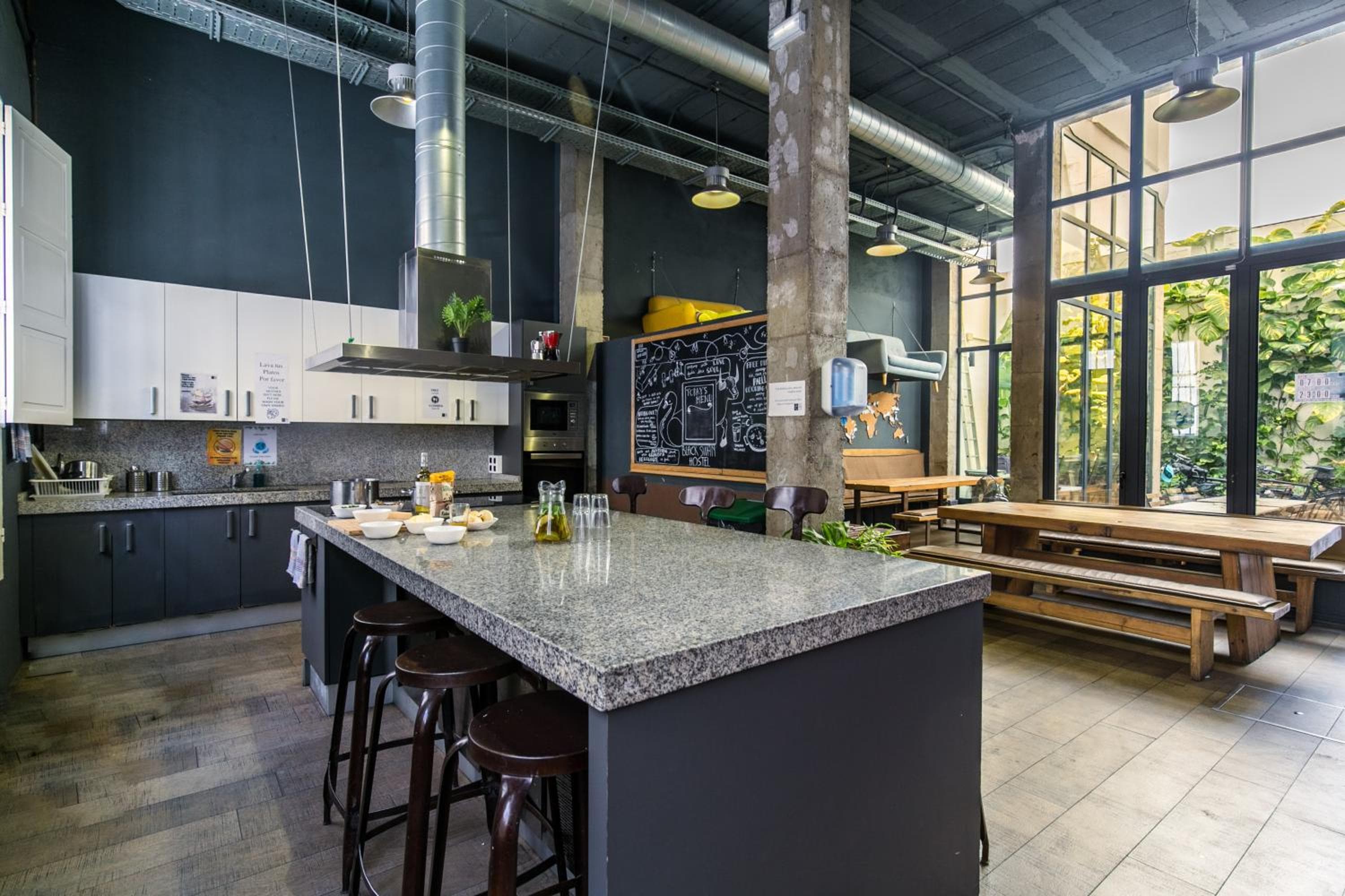 Black Swan Hostel Sevilla — 9