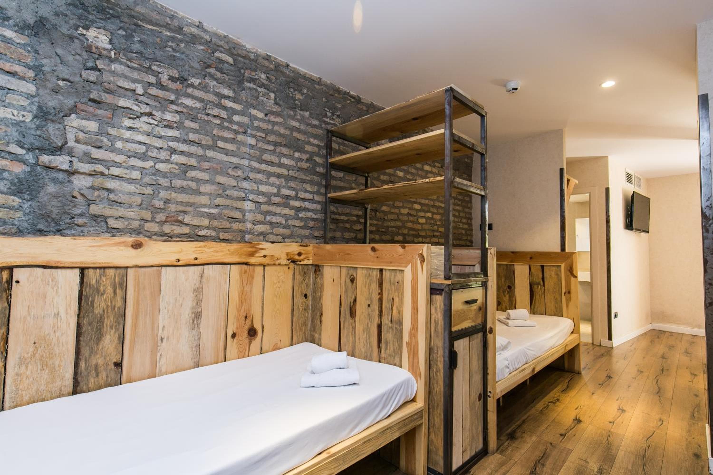Schwarzer Schwan Hostel Sevilla — 19