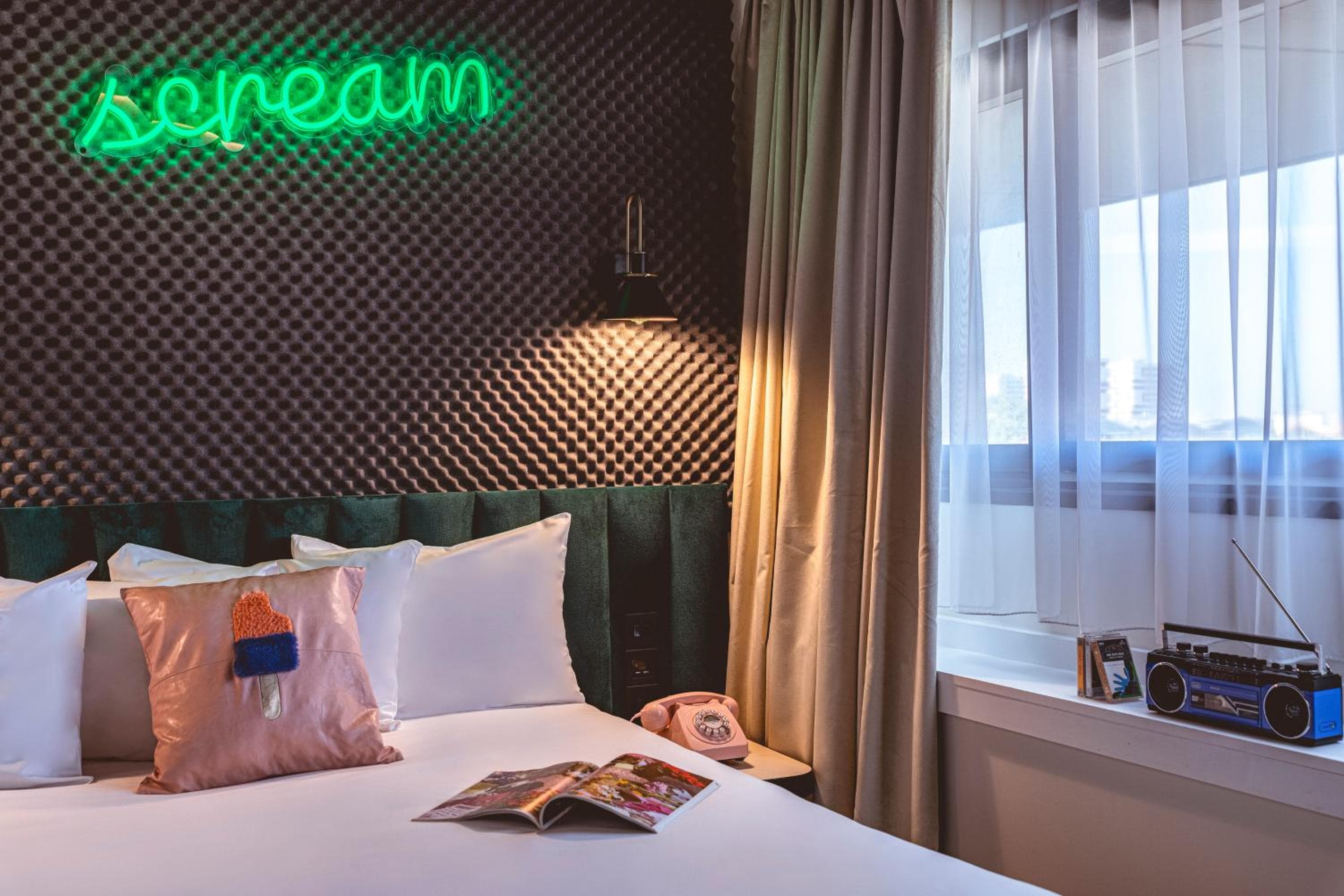 El Hotel ReMIX — 12