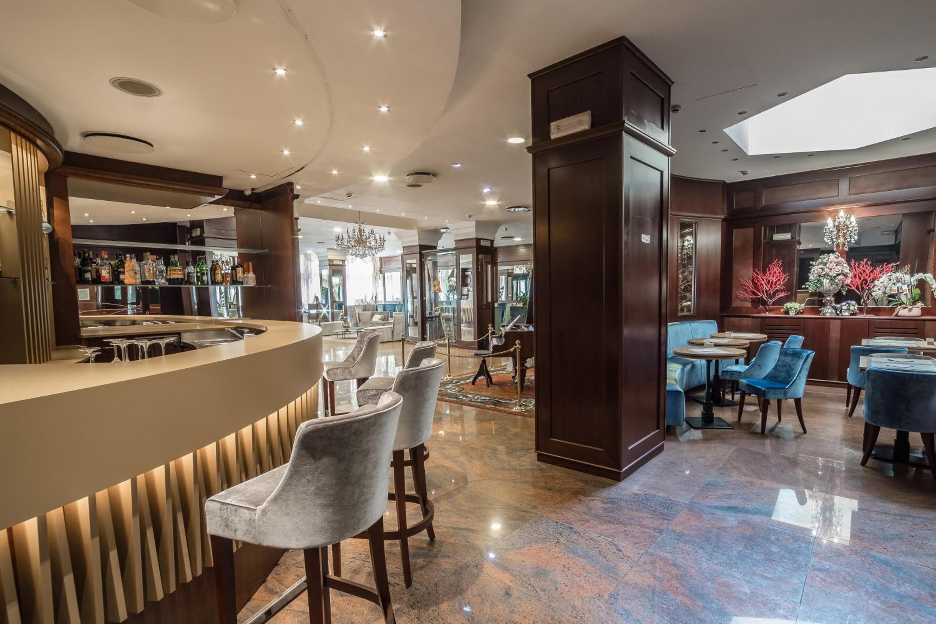 Hotel Mythos — 6