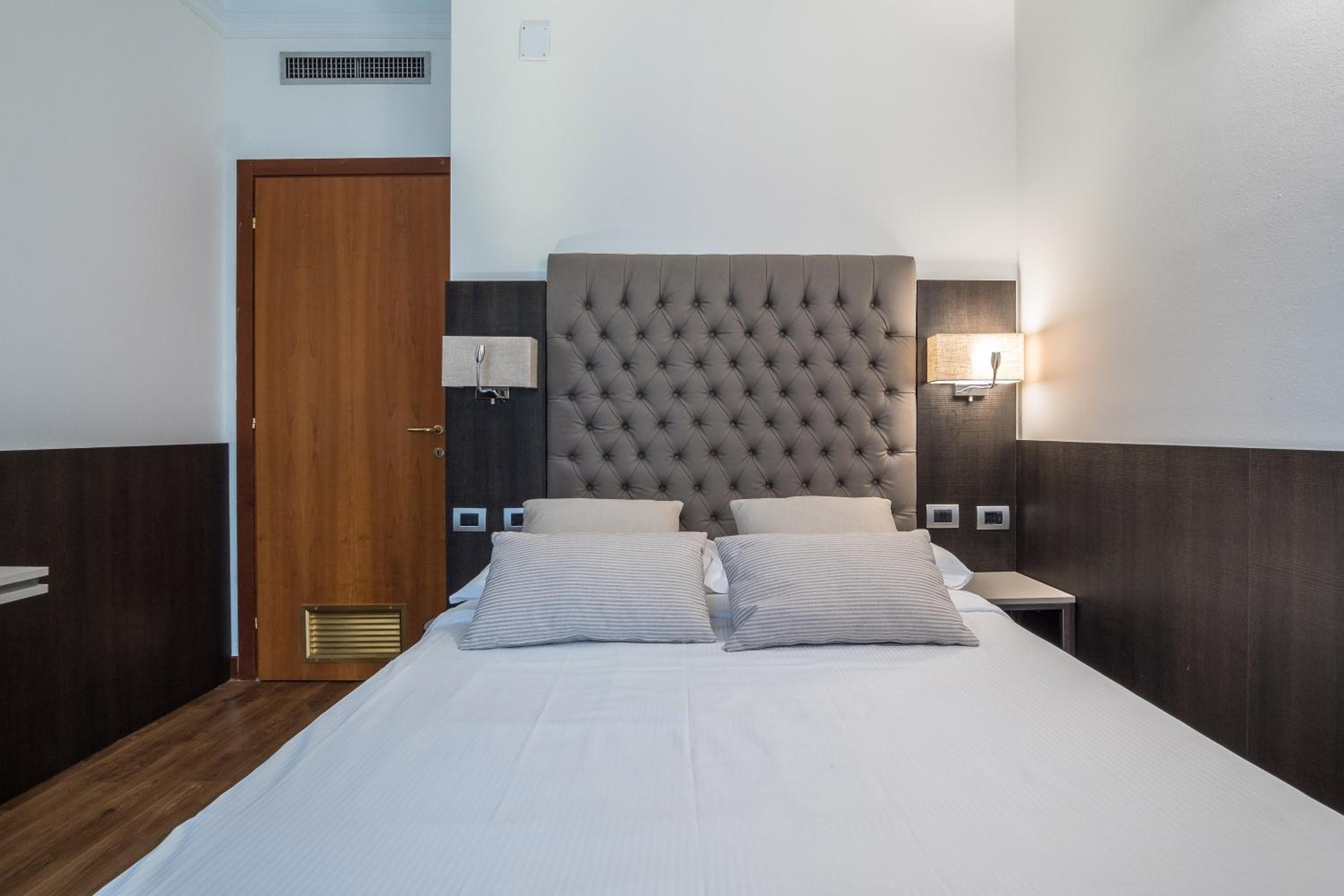 Hotel Mythos — 10