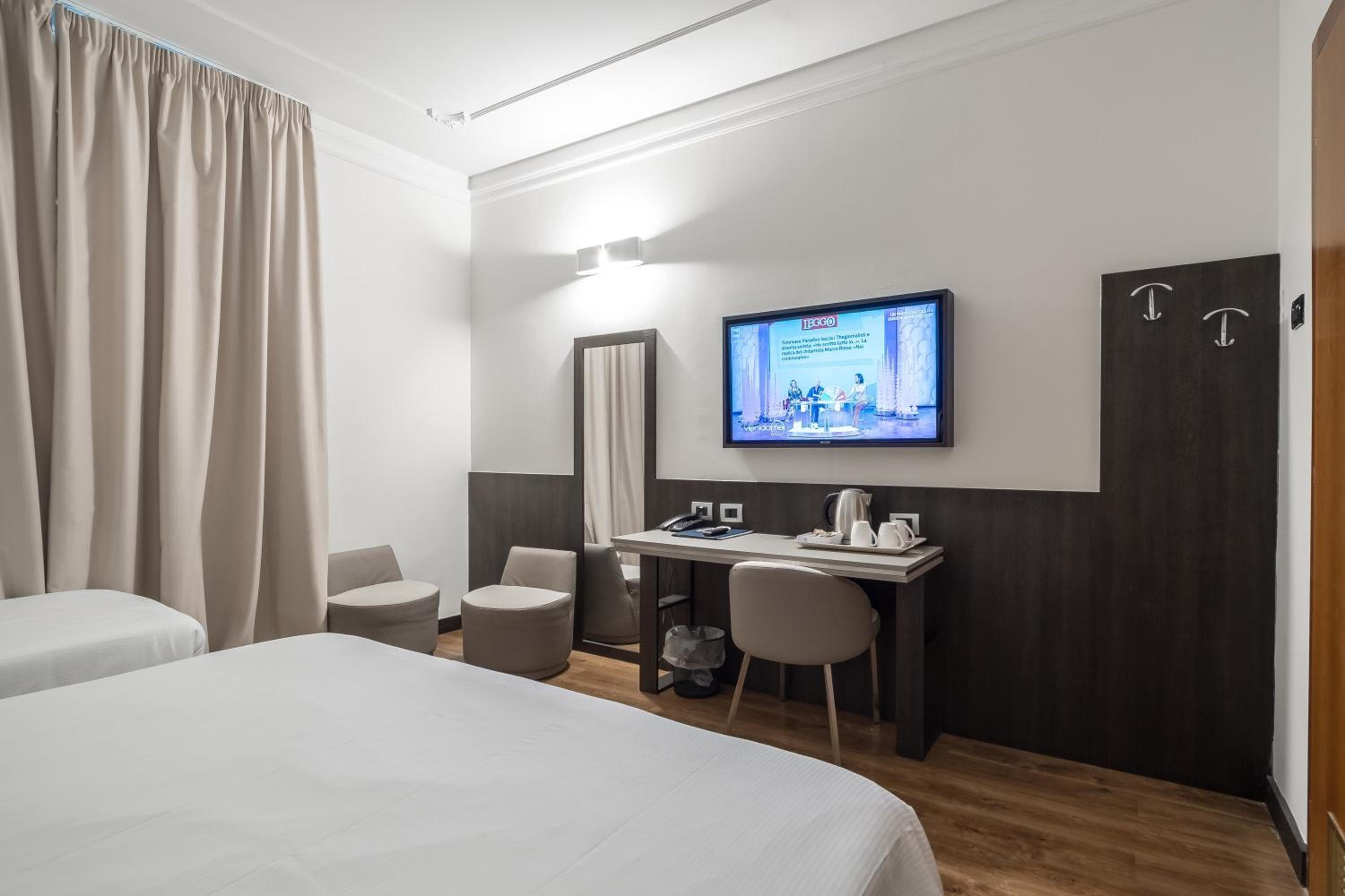 Hotel Mythos — 17