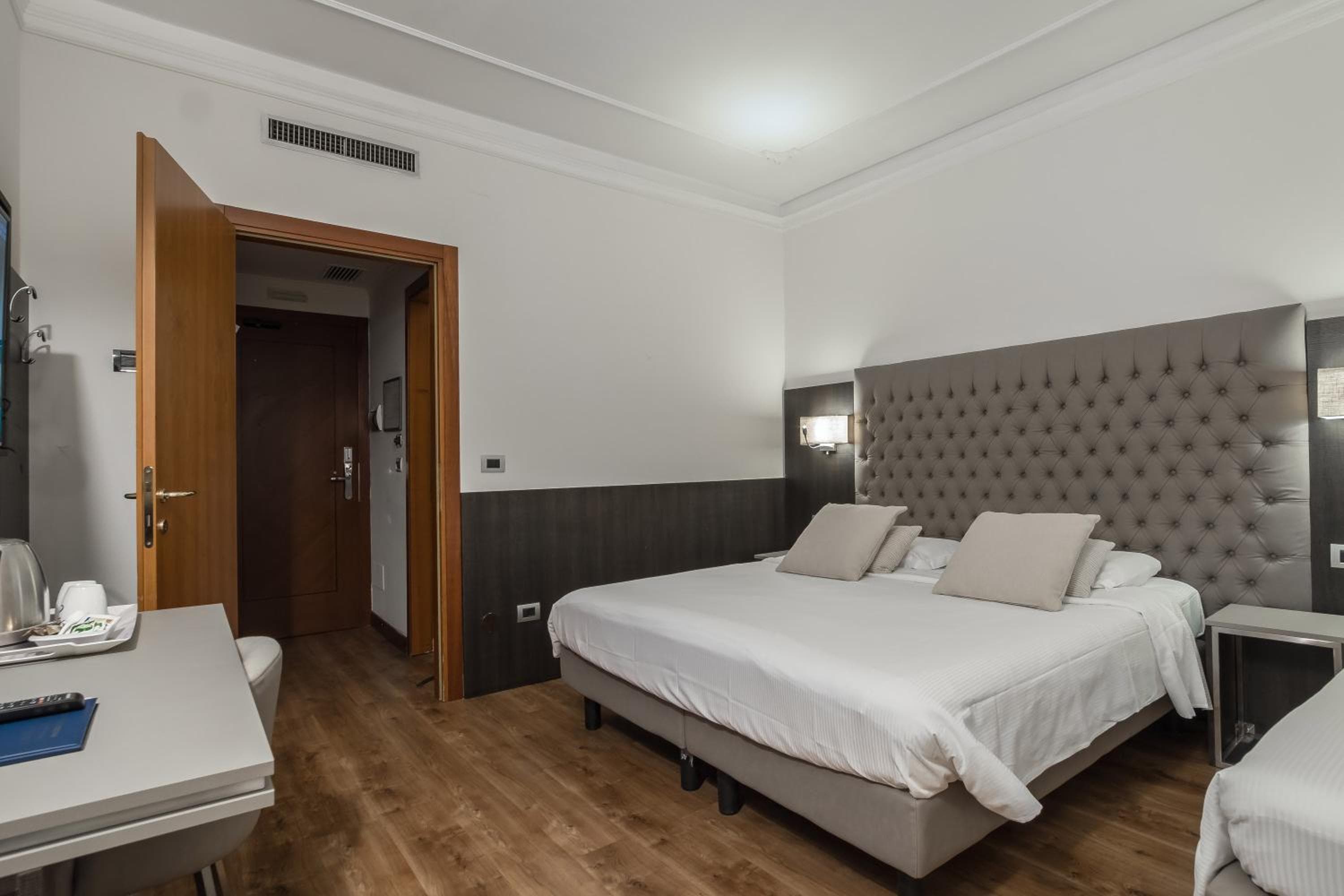 Hotel Mythos — 14
