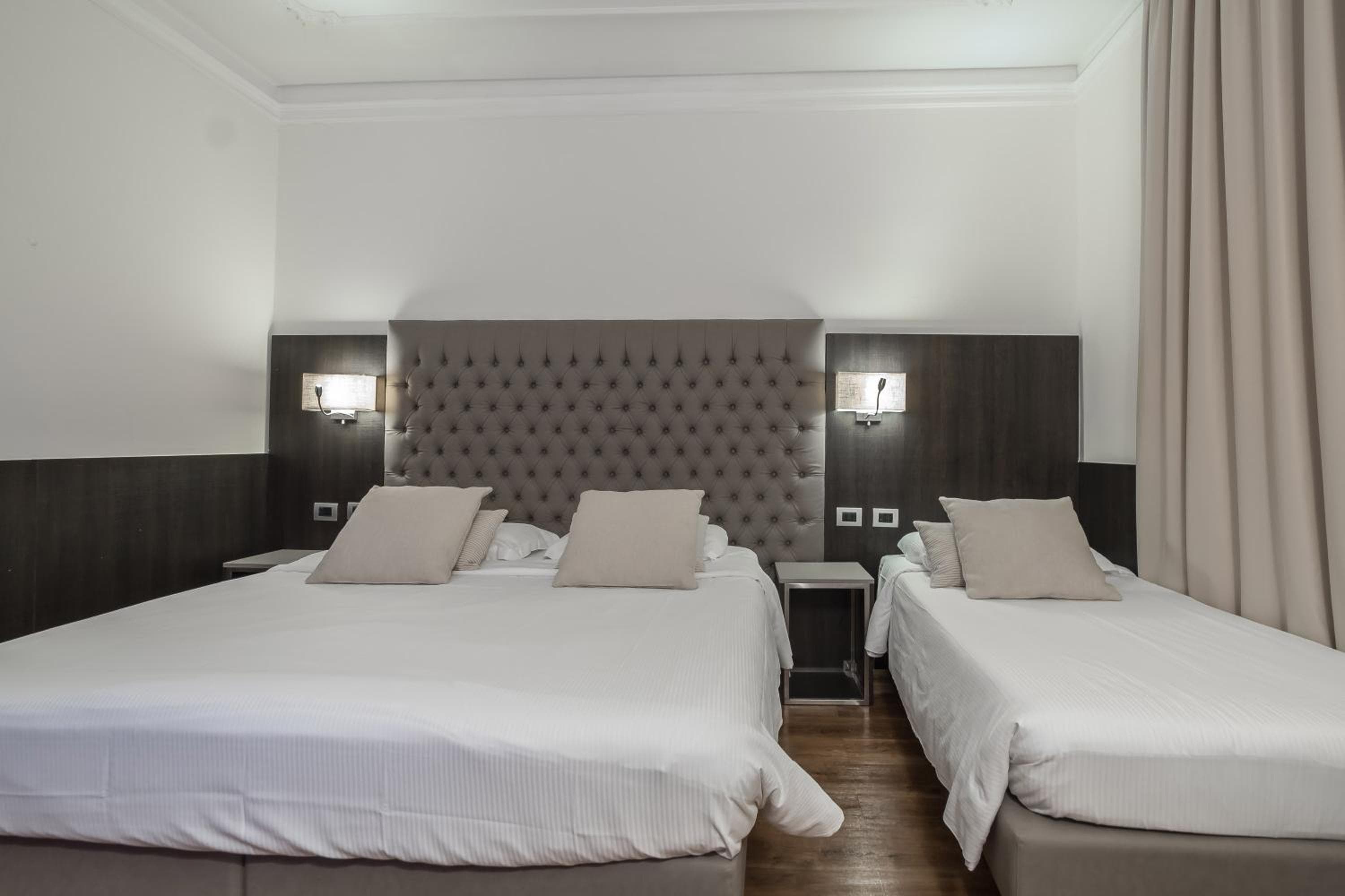 Hotel Mythos — 30