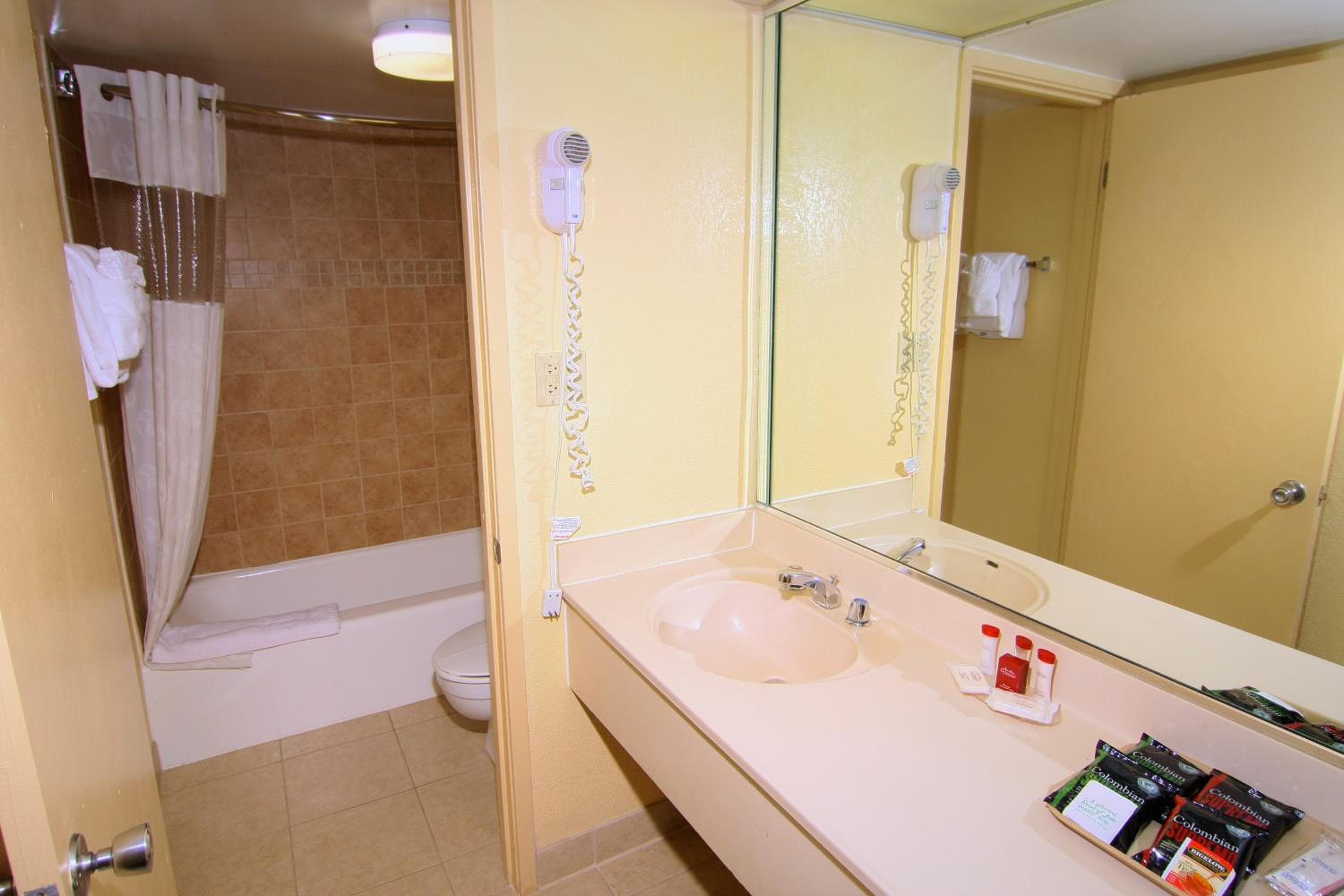 Ramada by Wyndham Kissimmee Gateway - Free Theme Park Shuttle — 13