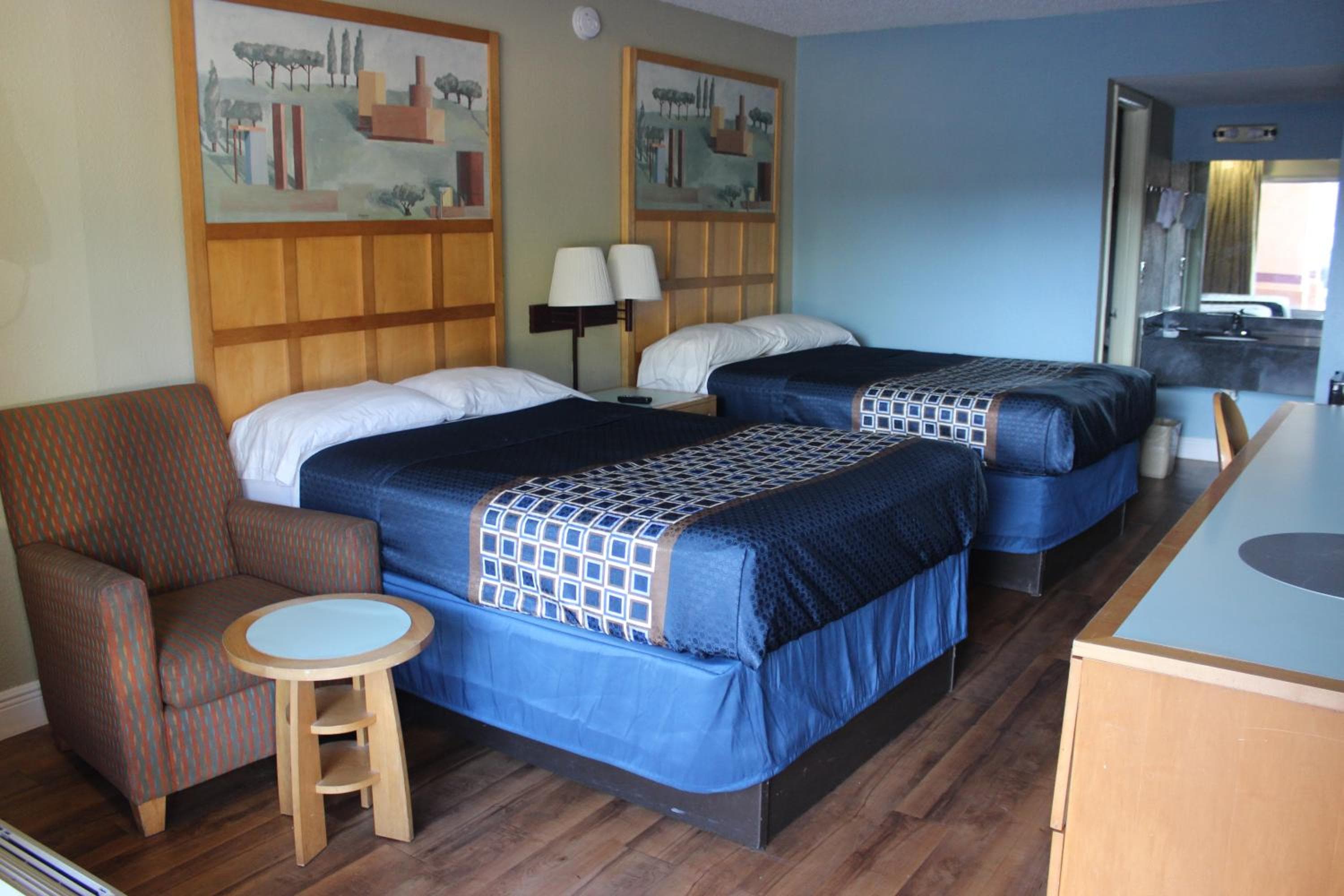 Tampa Inn Near Busch Gardens — 6