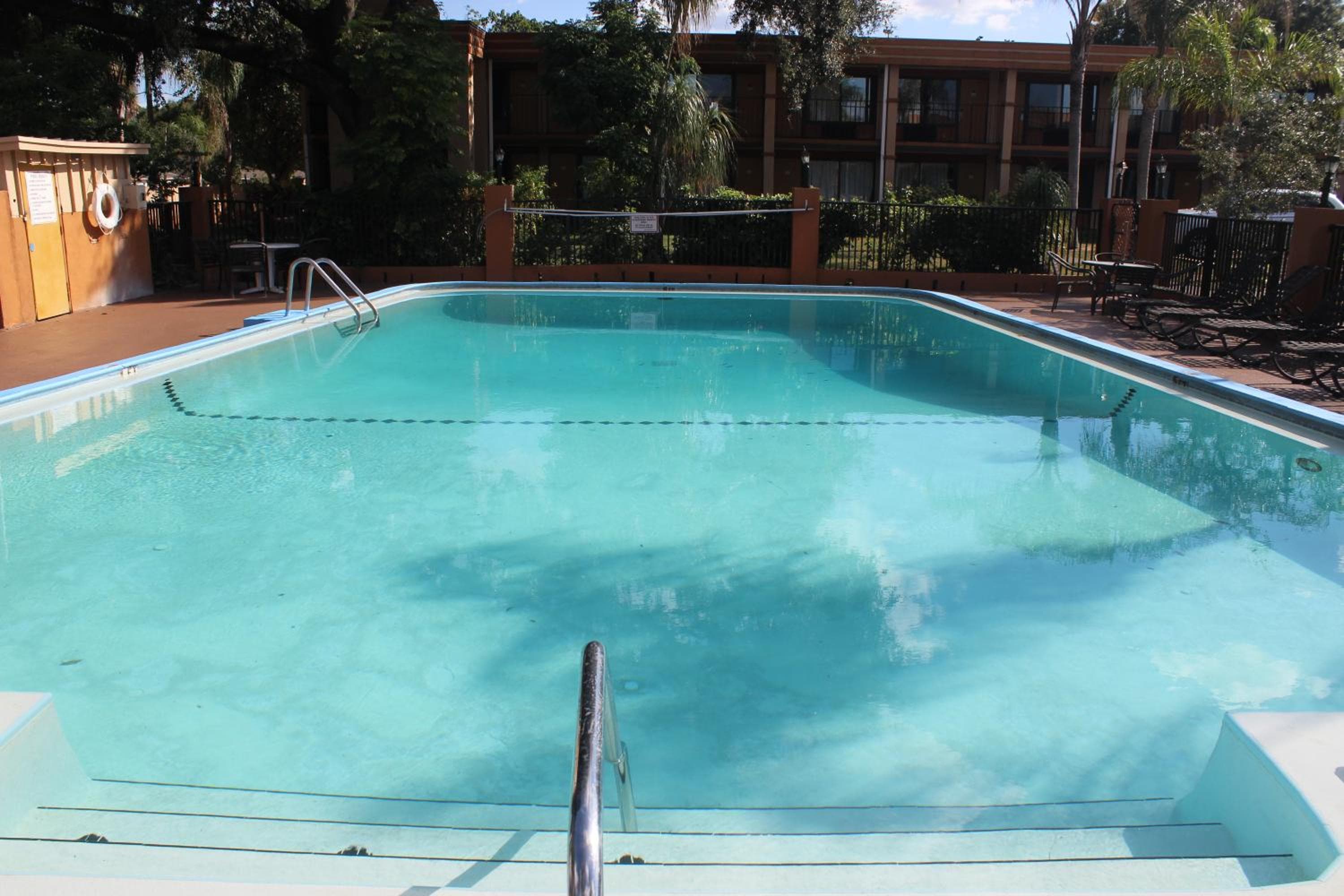 Tampa Inn Near Busch Gardens — 3