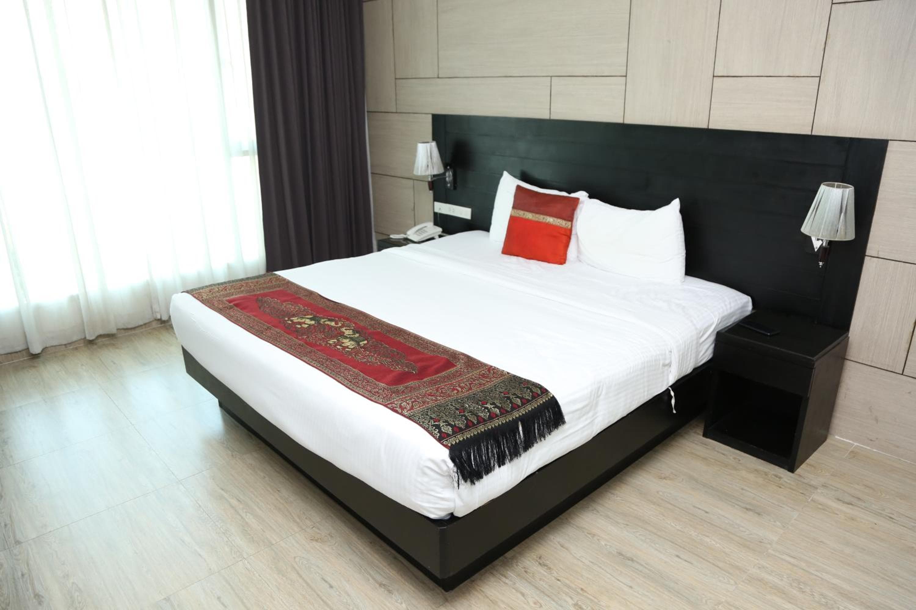 Boss Suites Nana Hotel — 12