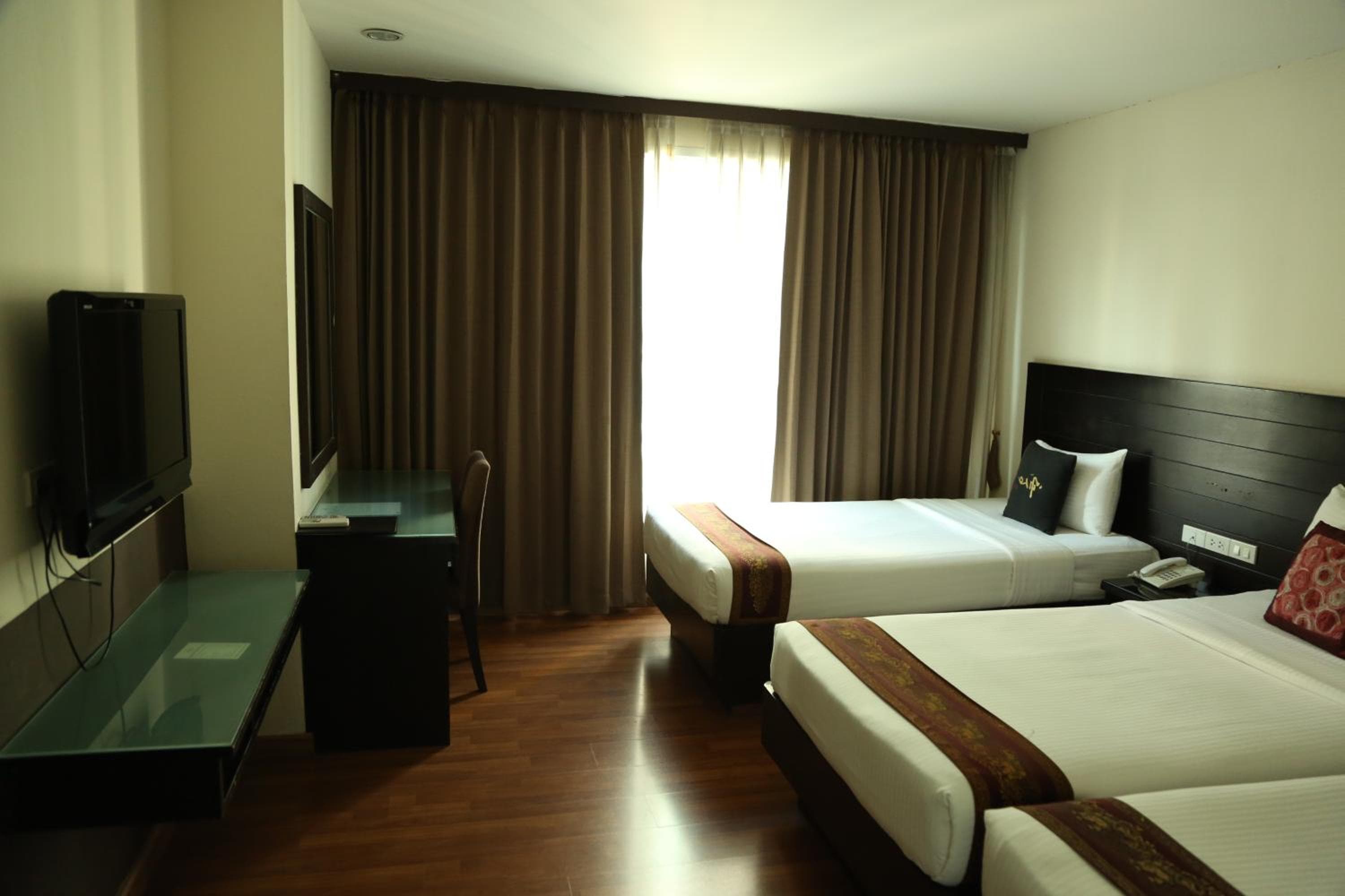 Boss Suites Nana Hotel — 9