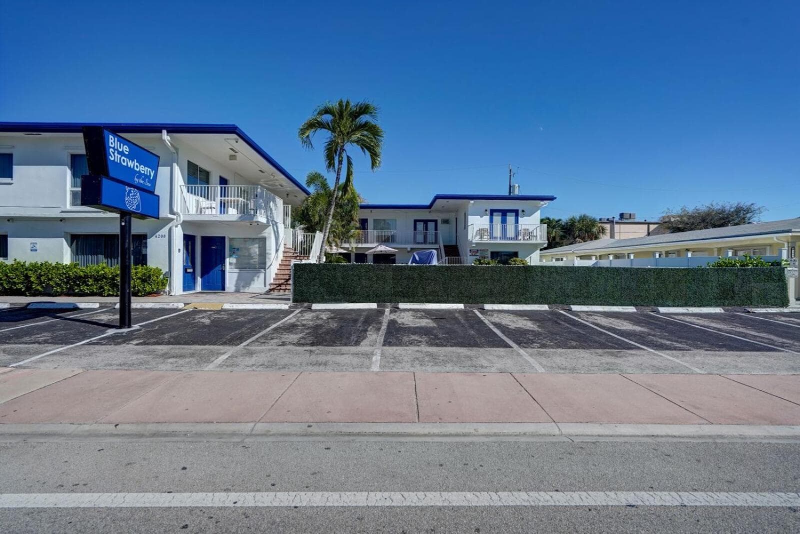 Fresa azul junto al mar — 11