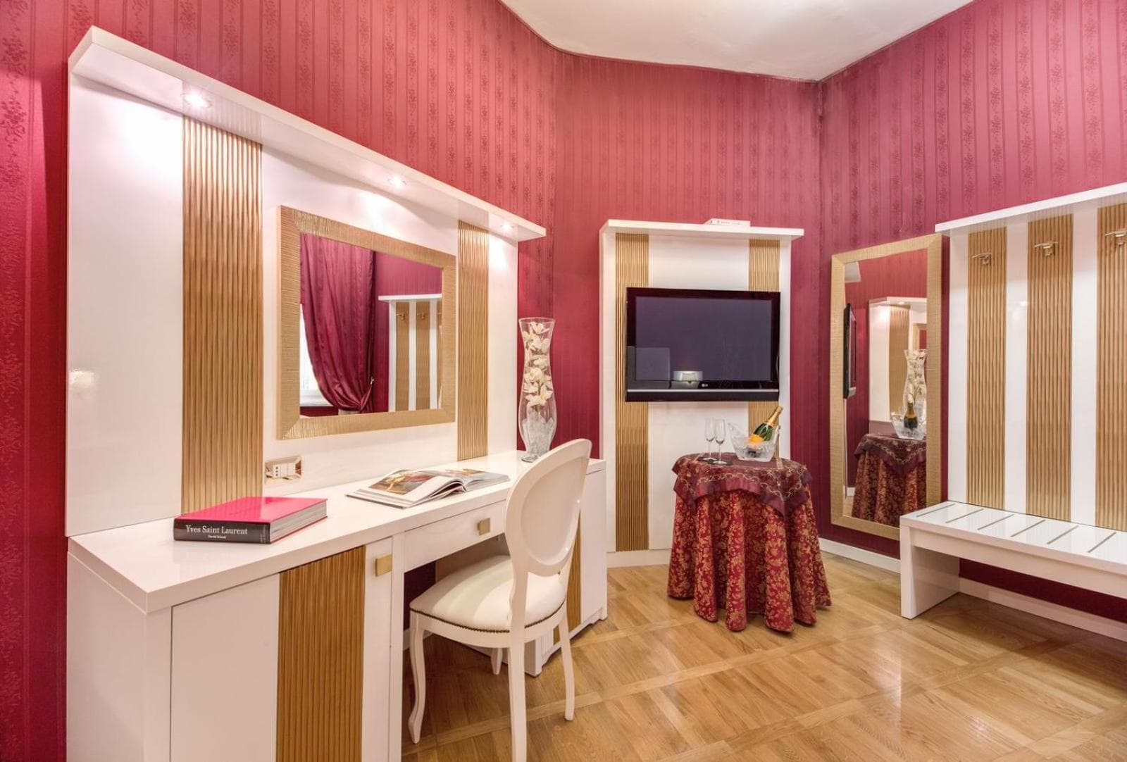 Relais Fontana Di Trevi Hotel — 17