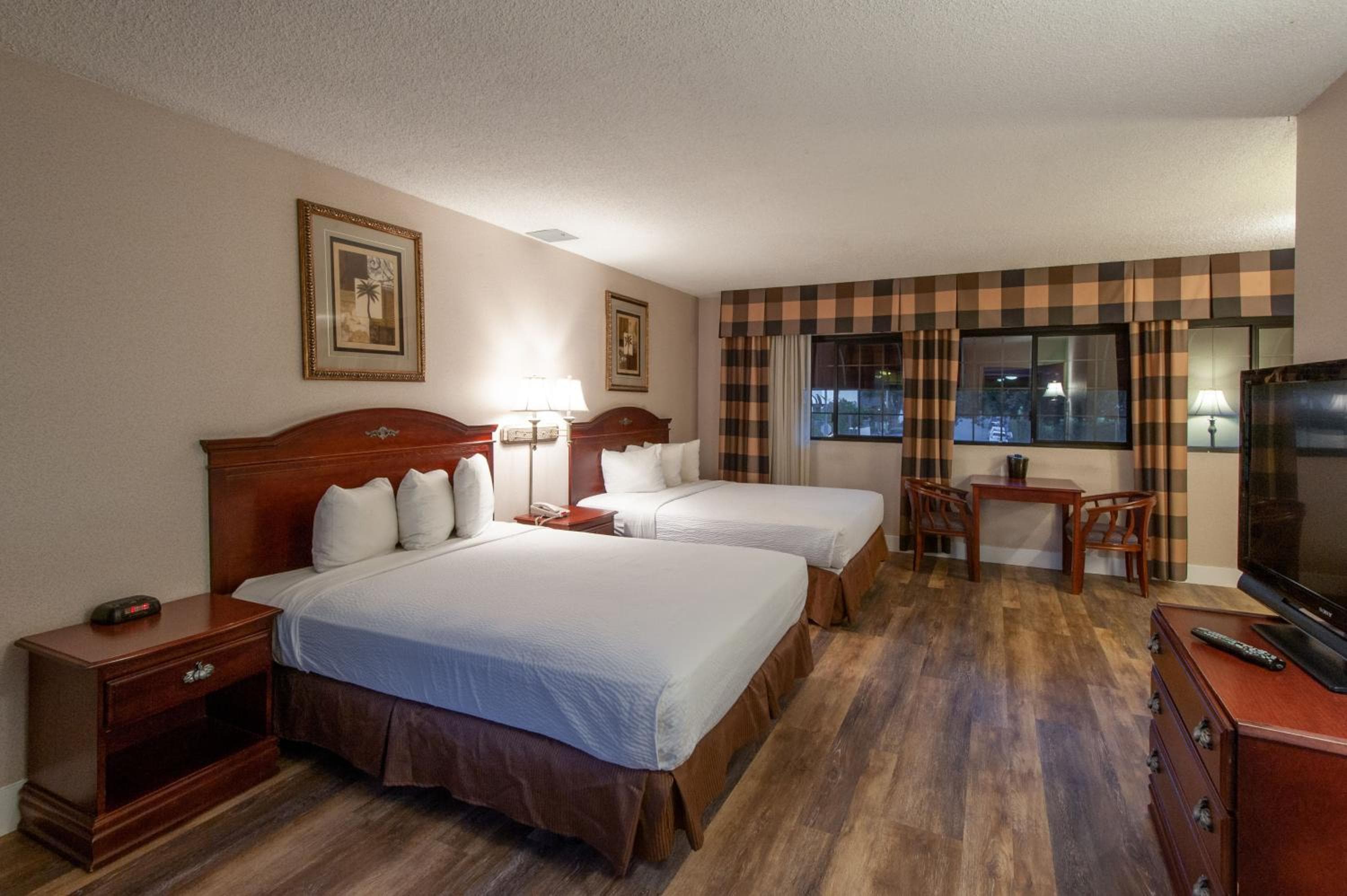 Studio City Court Yard Hotel — 7