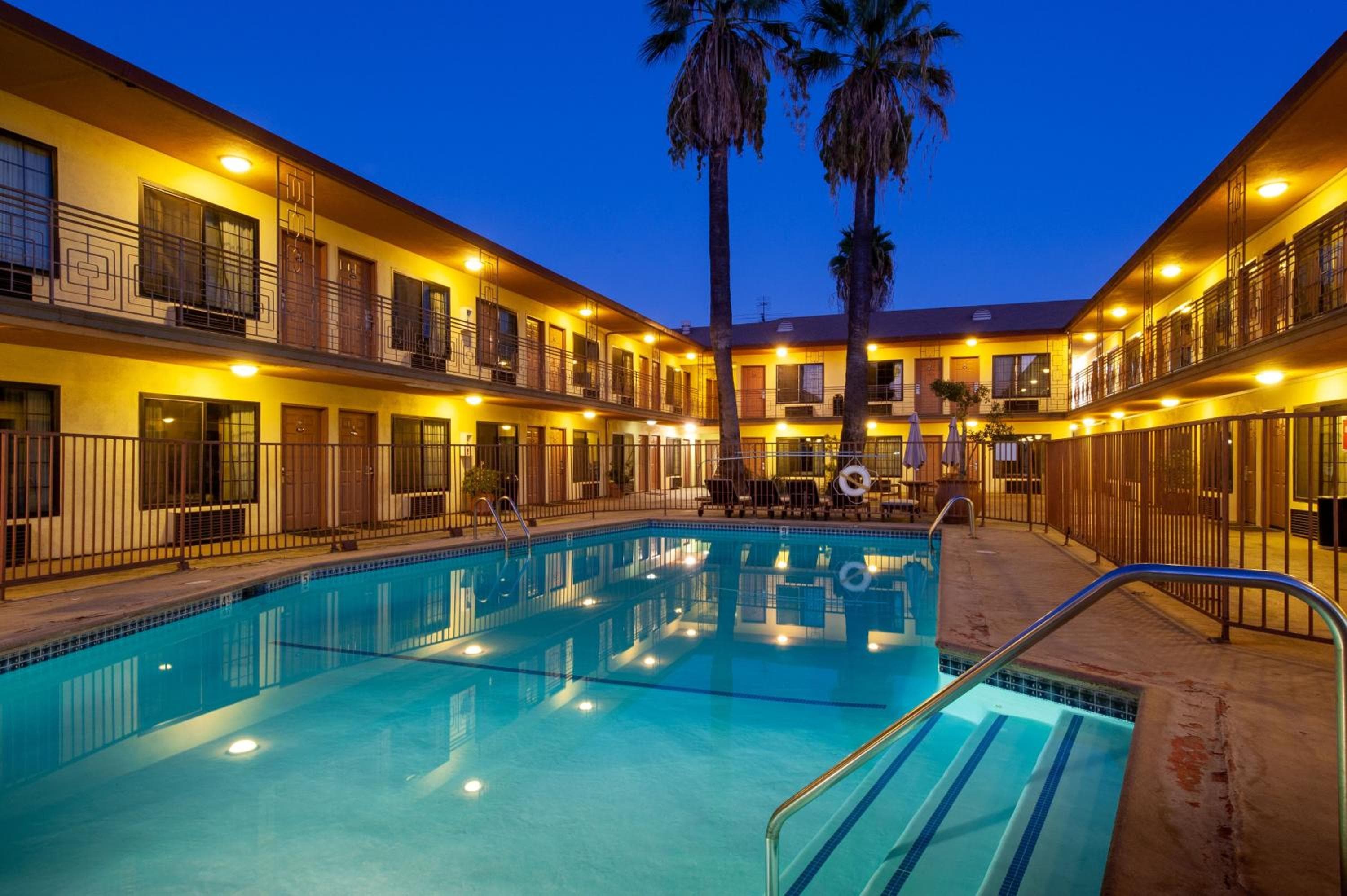 Studio City Court Yard Hotel - Studio City Innenhof Hotel — 5