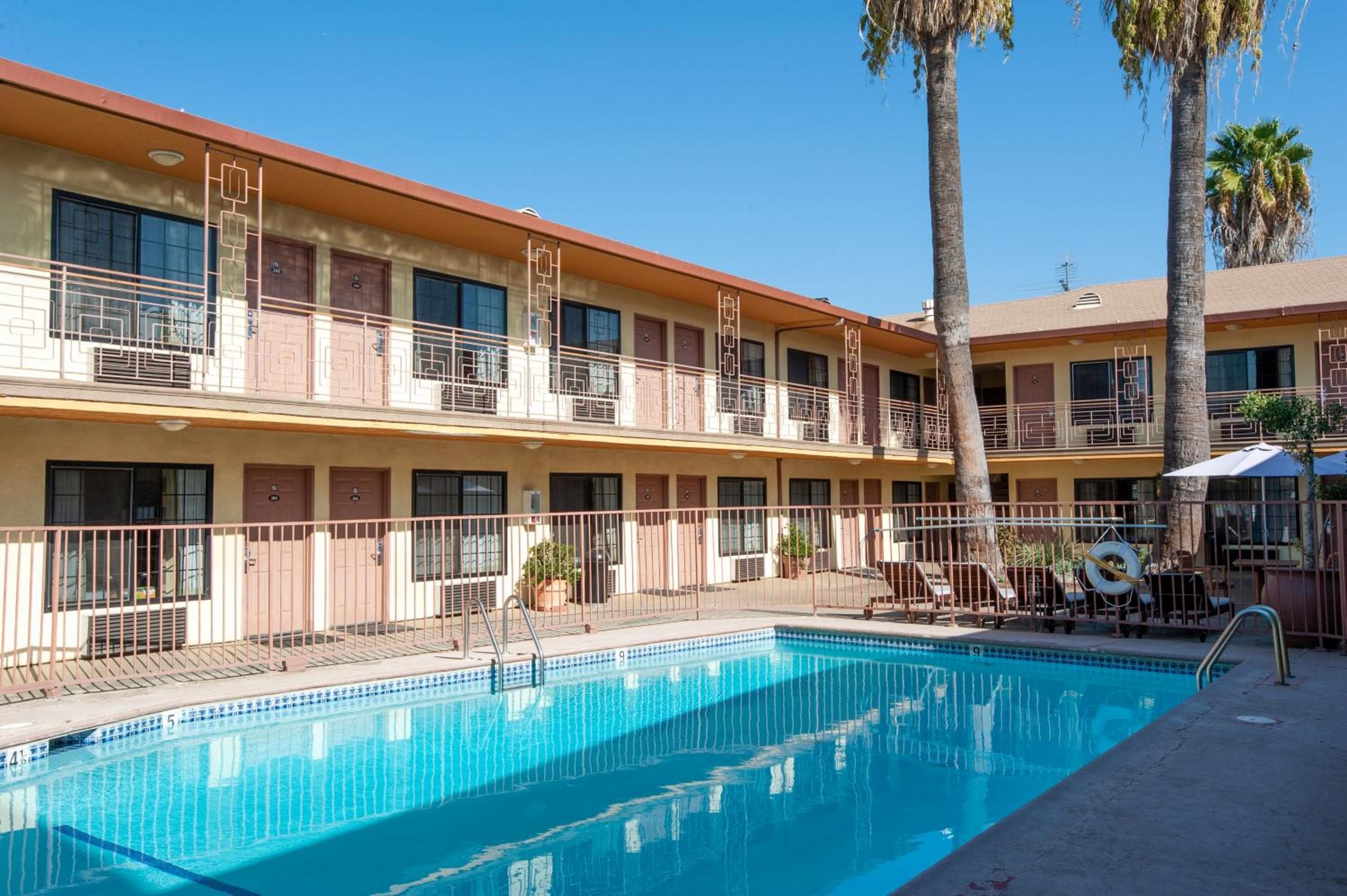 Studio City Court Yard Hotel - Studio City Innenhof Hotel — 4