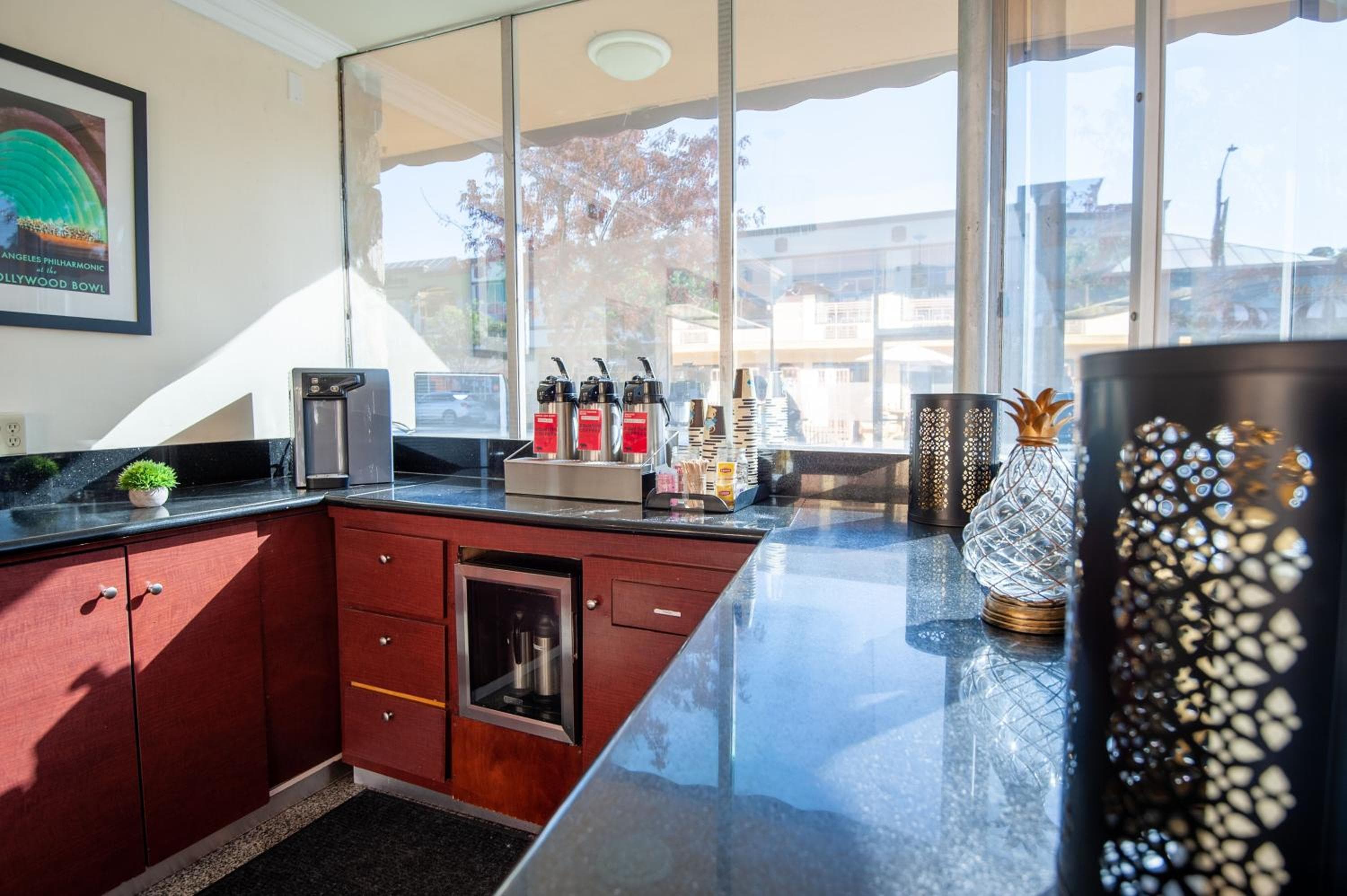 Studio City Court Yard Hotel — 10