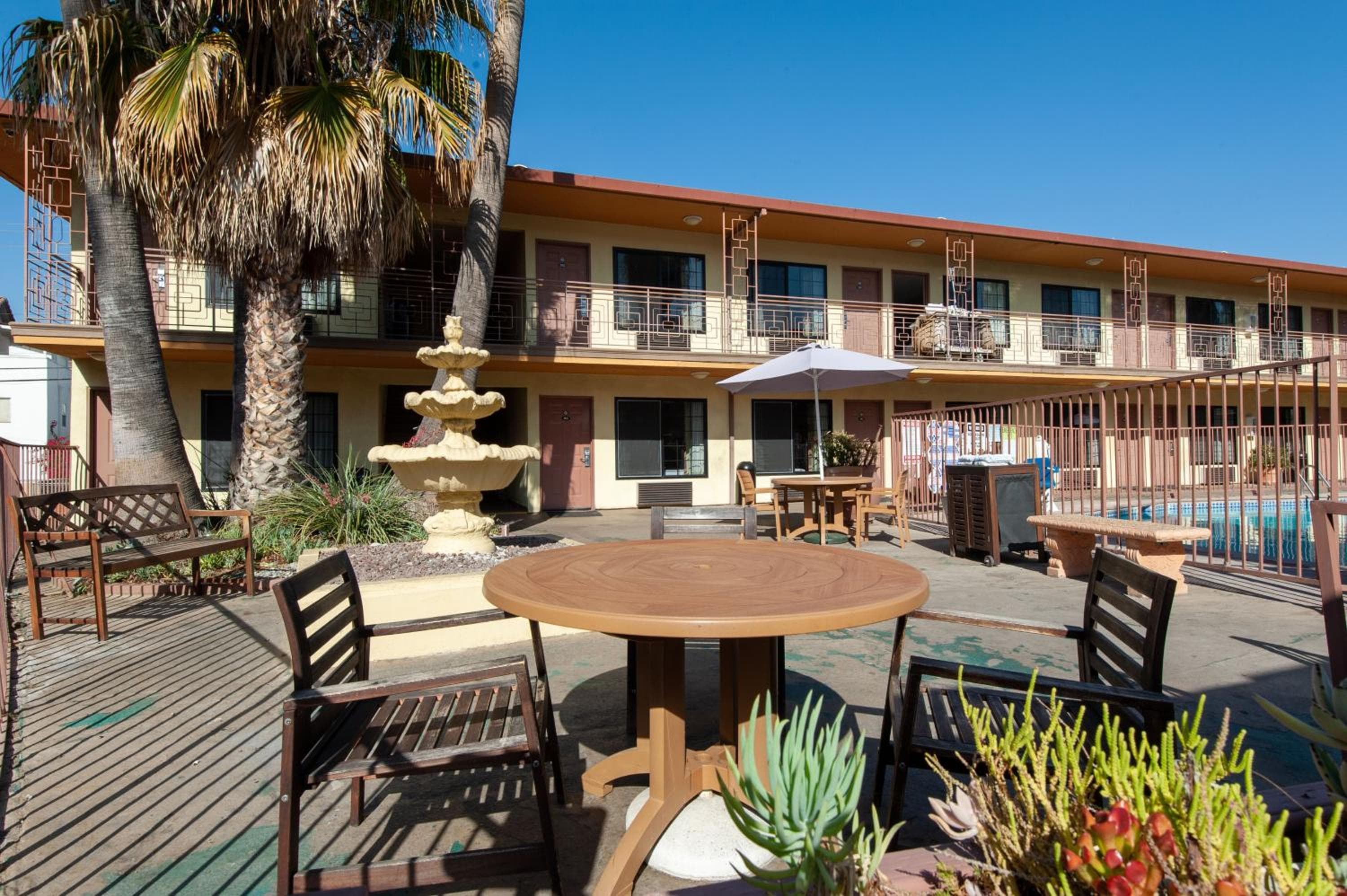 Studio City Court Yard Hotel - Studio City Innenhof Hotel — 3