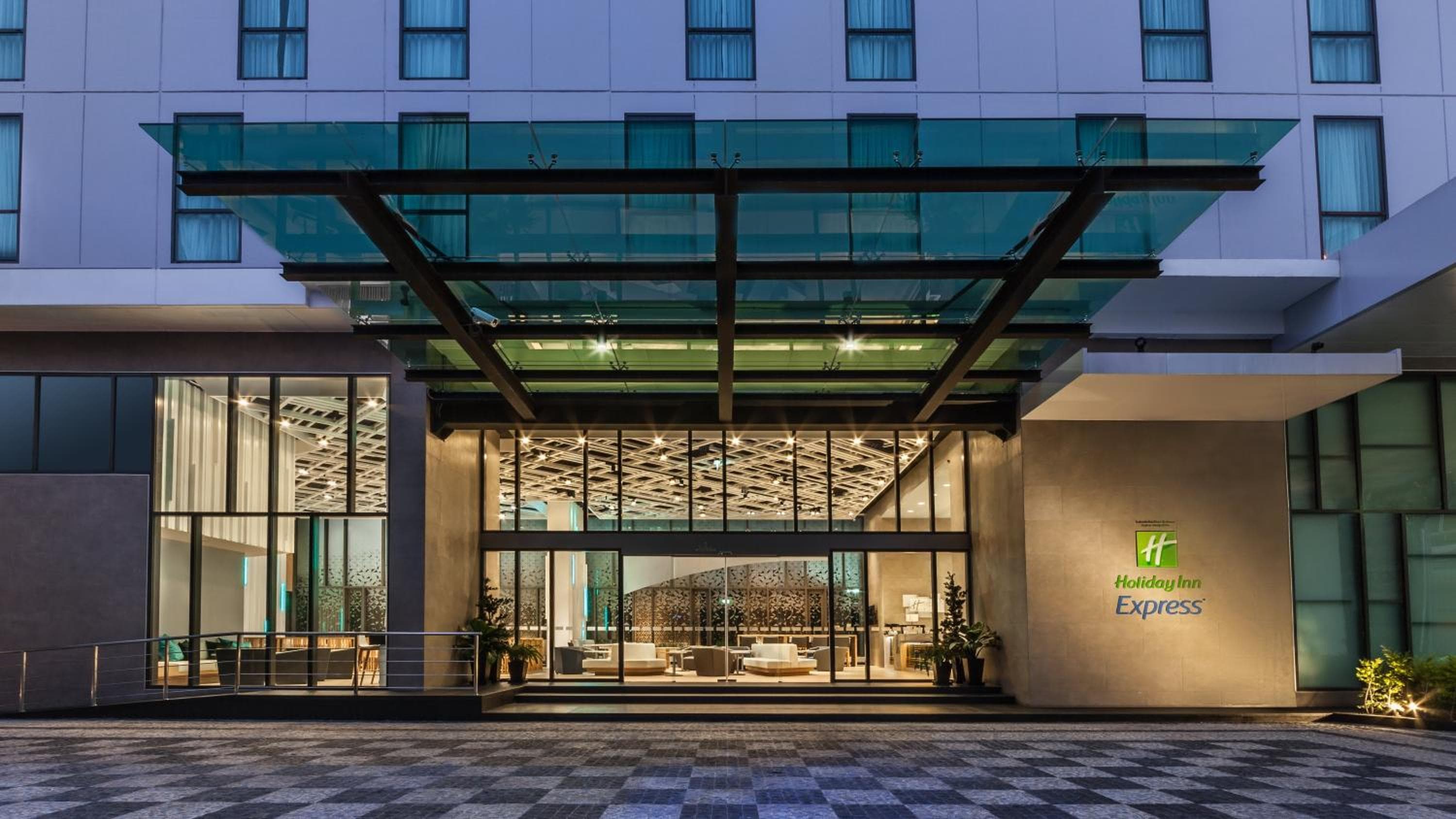 Holiday Inn Express Bangkok Soi Soonvijai by IHG — 14