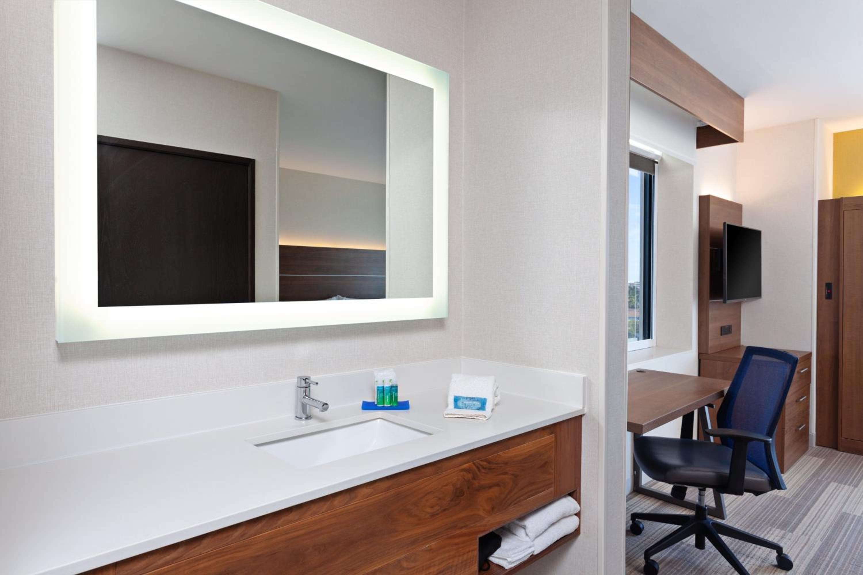 Holiday Inn Express Los Angeles LAX Airport by IHG — 18