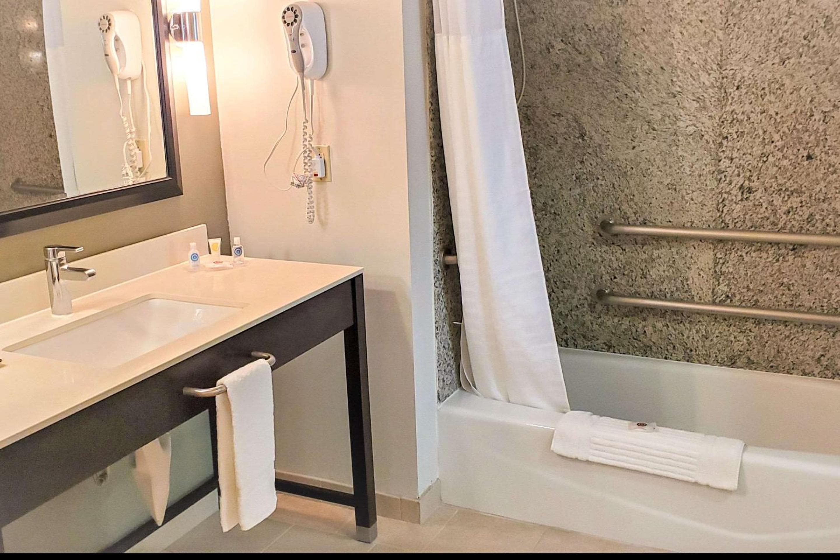 Comfort Inn & Suites Near Universal - N Hollywood - Burbank — 14